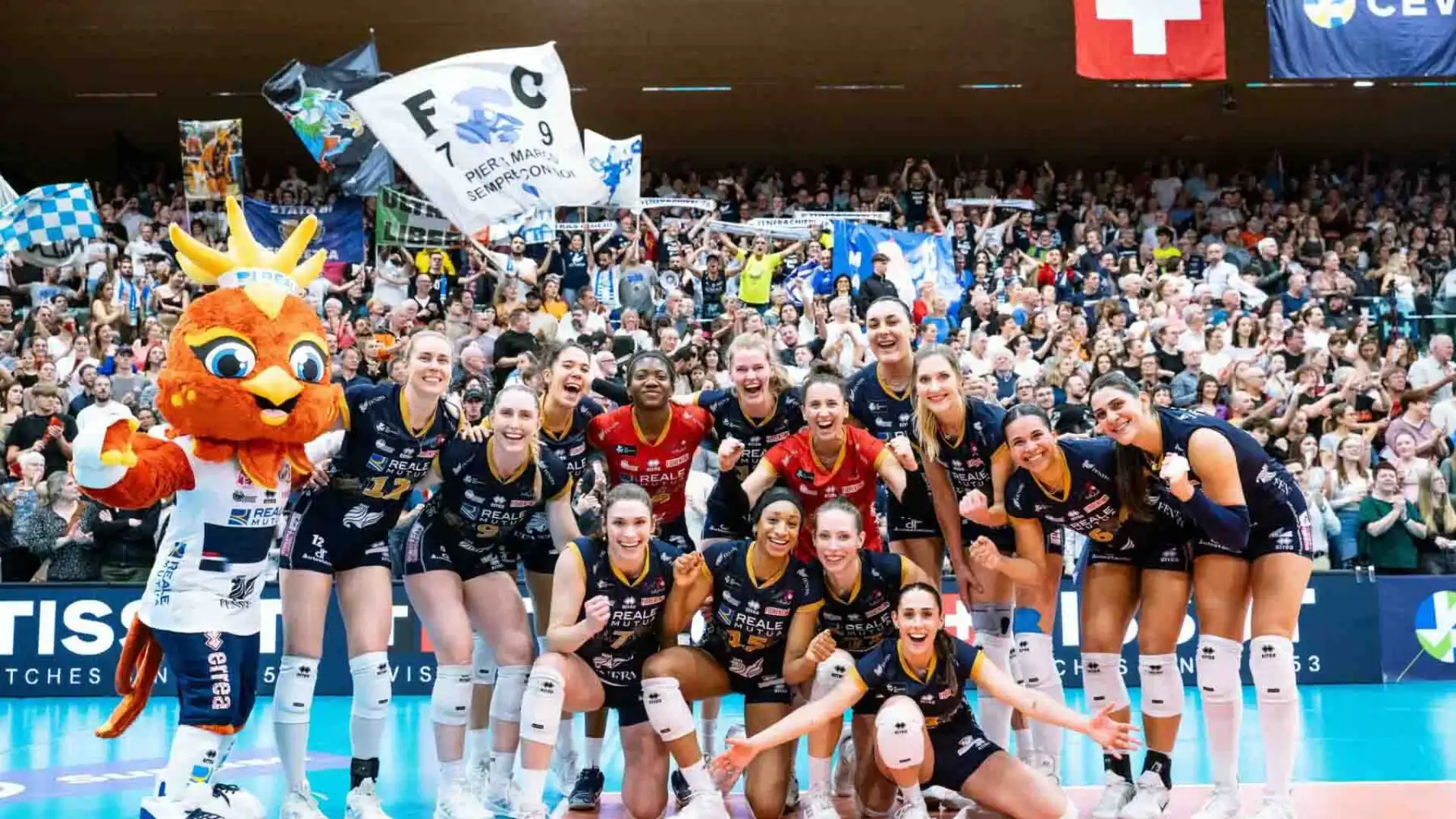 La Reale Mutua Fenera Chieri ha trionfato nella gara d'andata della Finale di CEV Volleyball Cup, sconfiggendo in trasferta con un netto 3-0 il Vitéos Neuchâtel UC della Svizzera.