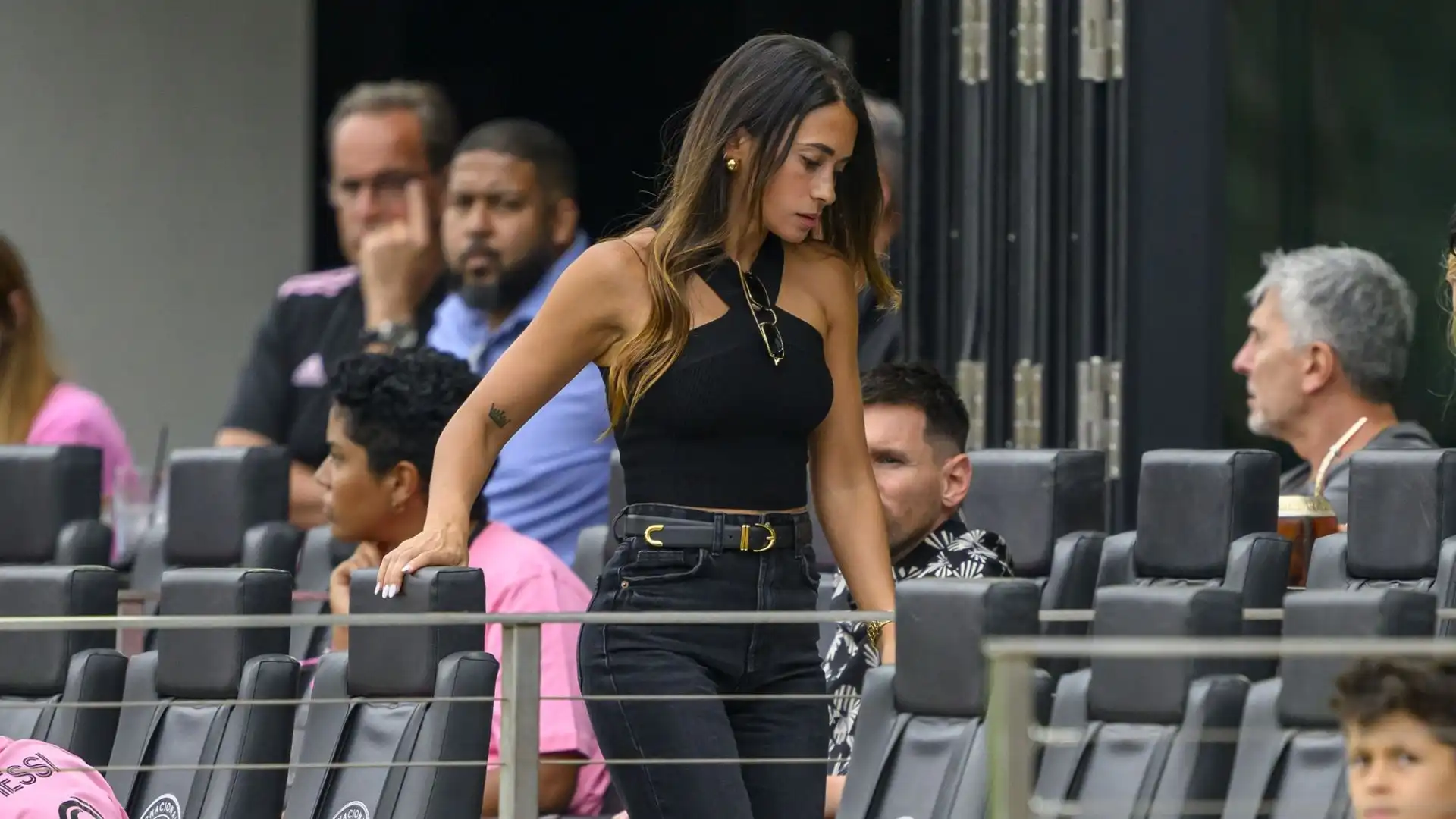 Messi è rimasto in tribuna ad osservare la partita, in compagnia della moglie Antonela Roccuzzo