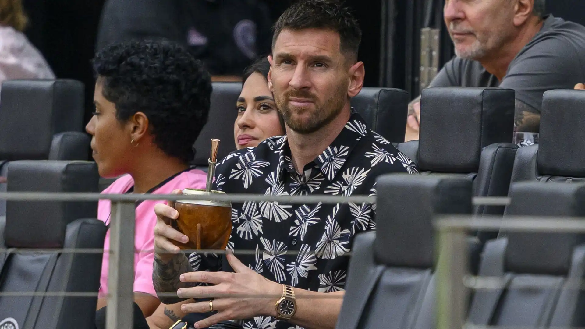Messi ha guardato preoccupato i suoi cadere in casa per 3-2 contro Montreal