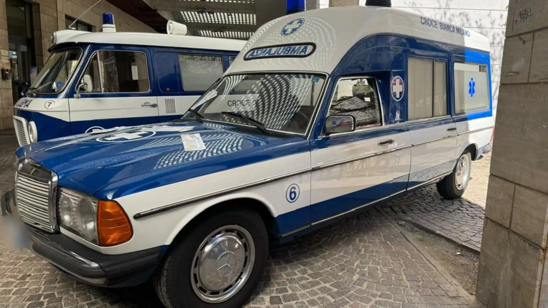 Questa splendida ambulanza ha più di 40 anni: le foto