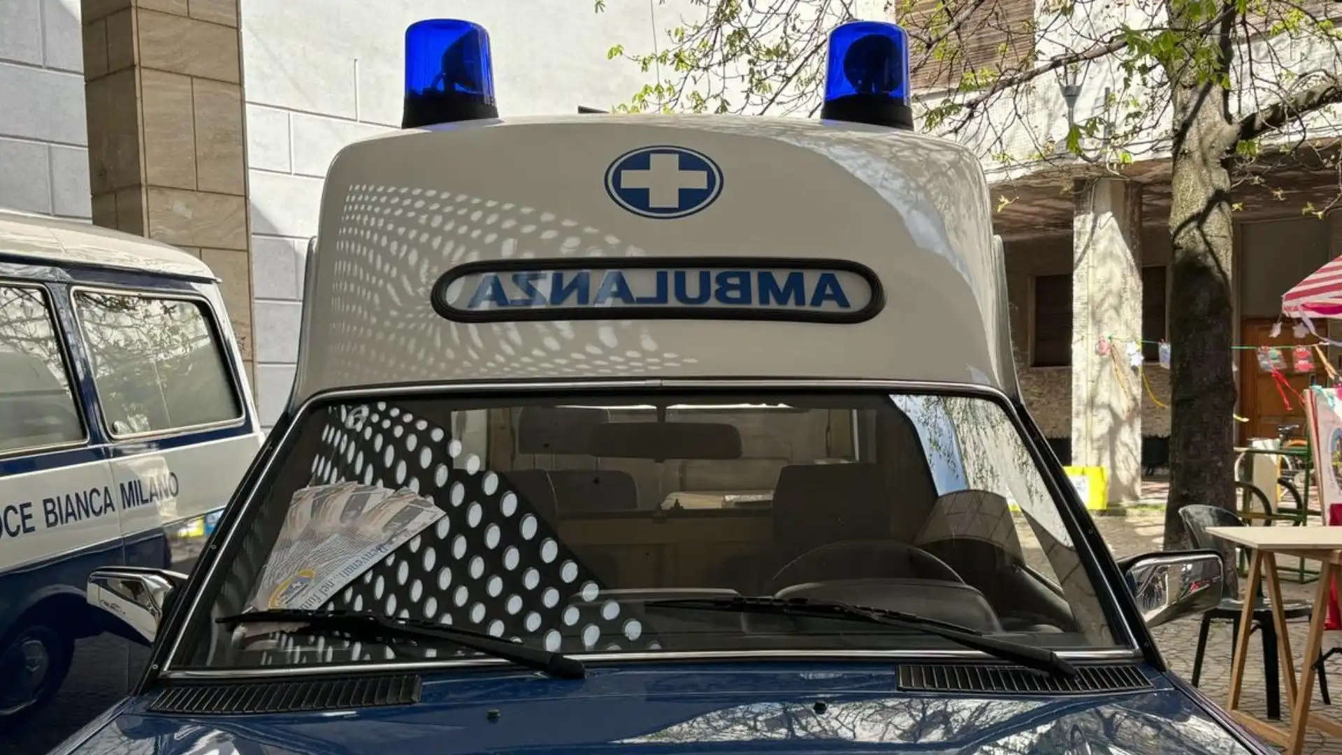 I lampeggianti blu permettevano agli altri automobilisti di notare meglio l'ambulanza per liberare il passaggio