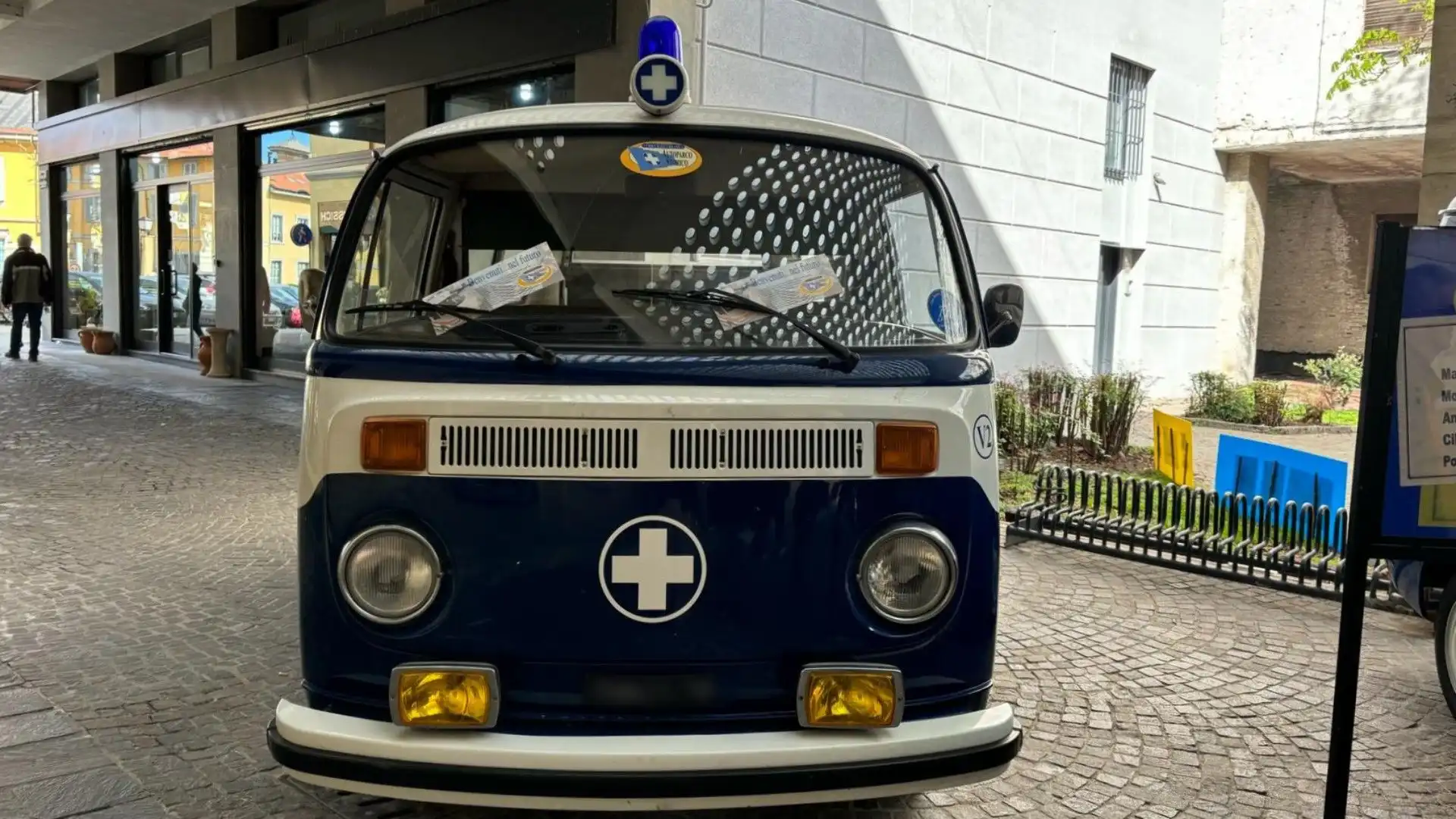 La Volkswagen T2 ambulanza era equipaggiata con dispositivi medici essenziali e attrezzature di primo soccorso per garantire cure immediate