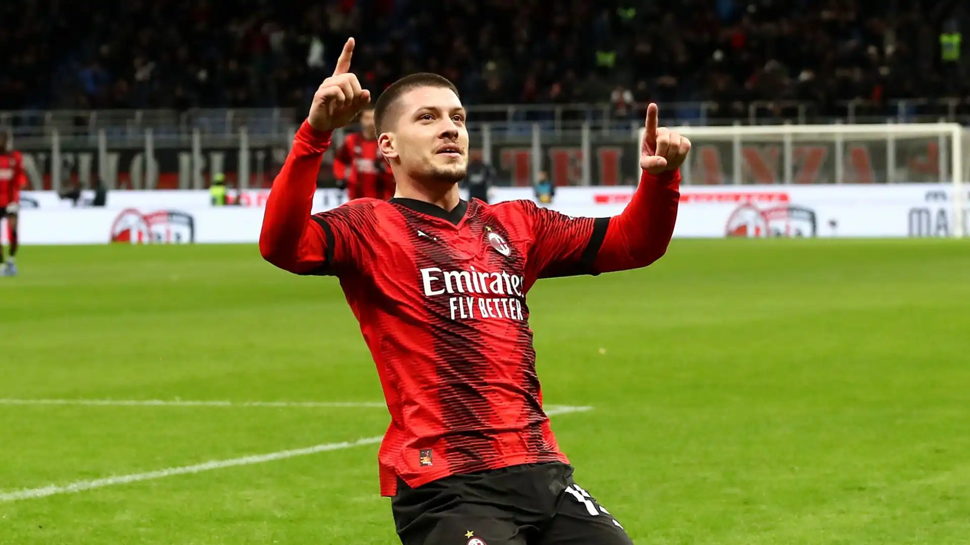 Il Milan avrebbe l'intenzione di esercitare l’opzione unilaterale per il rinnovo dell’attaccante, riporta Tuttosport