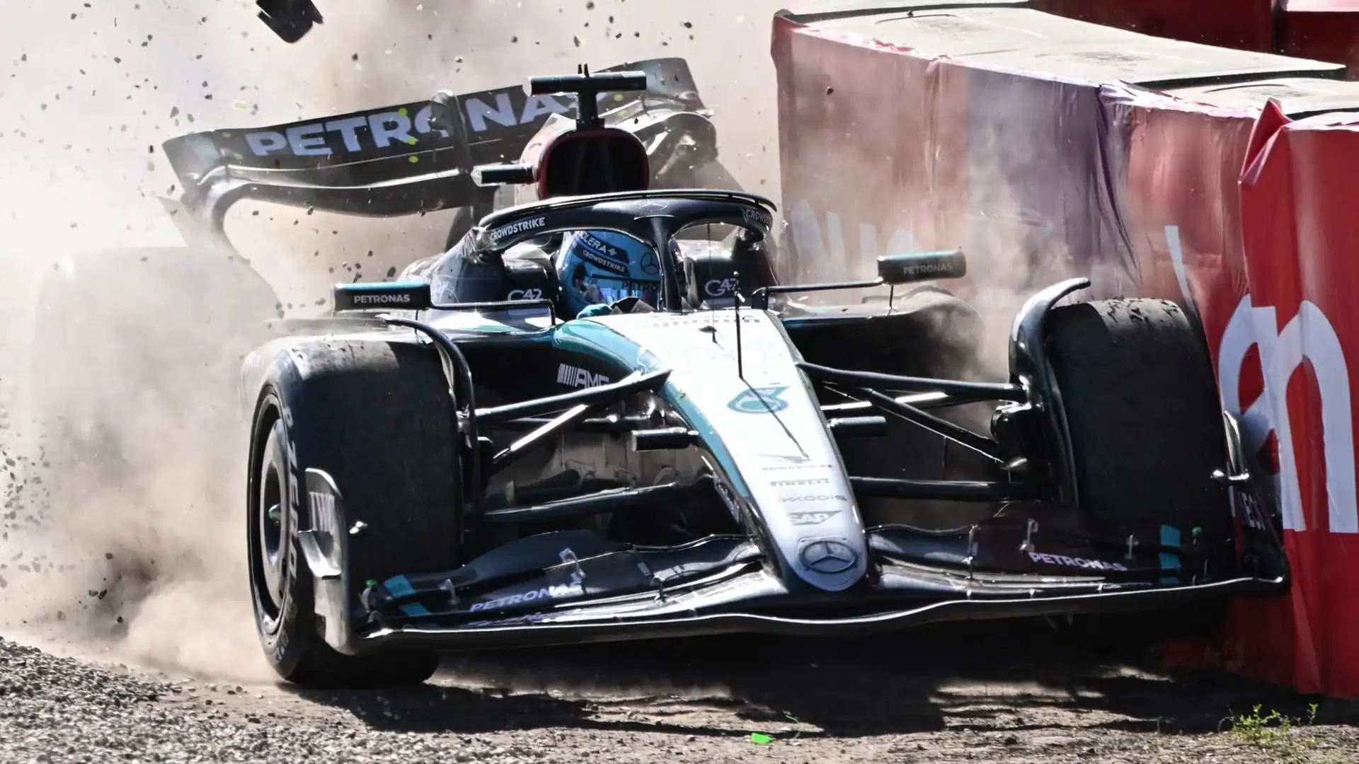 Il pilota della Mercedes è finito a muro all'ultimo giro della gara di Melbourne