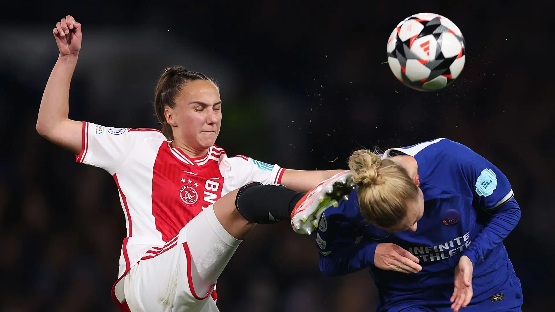 Si commenta da sola l'entrata volante di Rosa Van Gool nel corso di Chelsea-Ajax