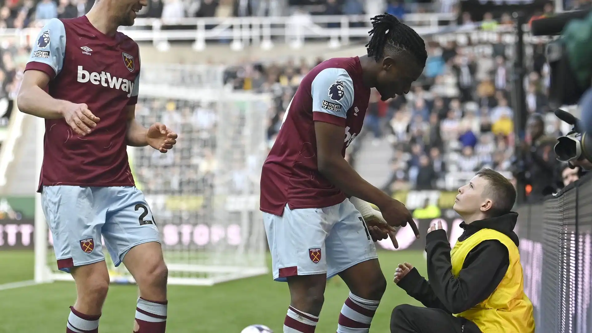 Dopo aver firmato la rete del 2-1 per il West Ham, Kudus si è rivolto al ragazzo chiedendogli lo sgabello per festeggiare il gol con la sua solita esultanza da seduto