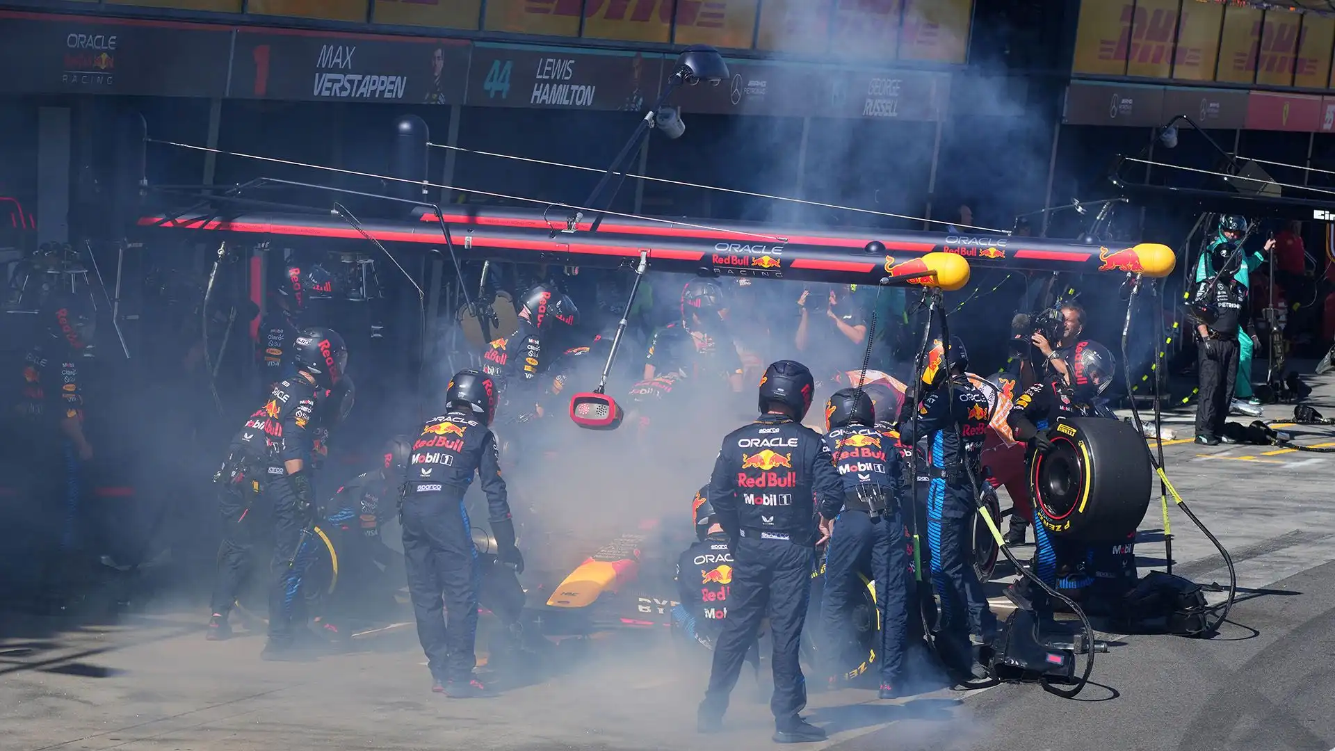 La Red Bull sta cercando di capire le ragioni del guaio ai freni che è costato il Gran Premio a Max Verstappen