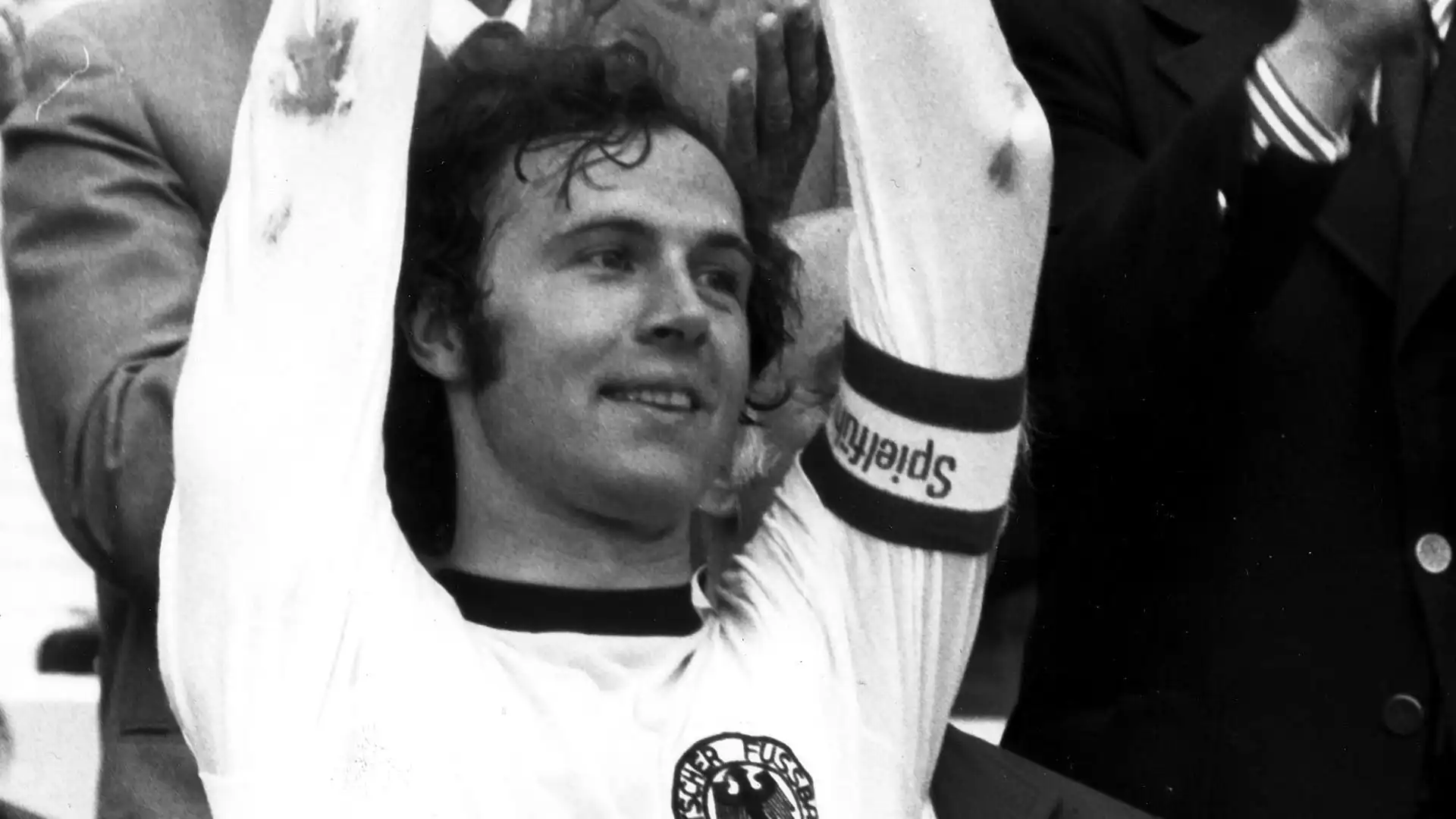1- L'eterno capitano Franz Beckenbauer, due volte Pallone d'Oro e vincitore del Mondiale 1974
