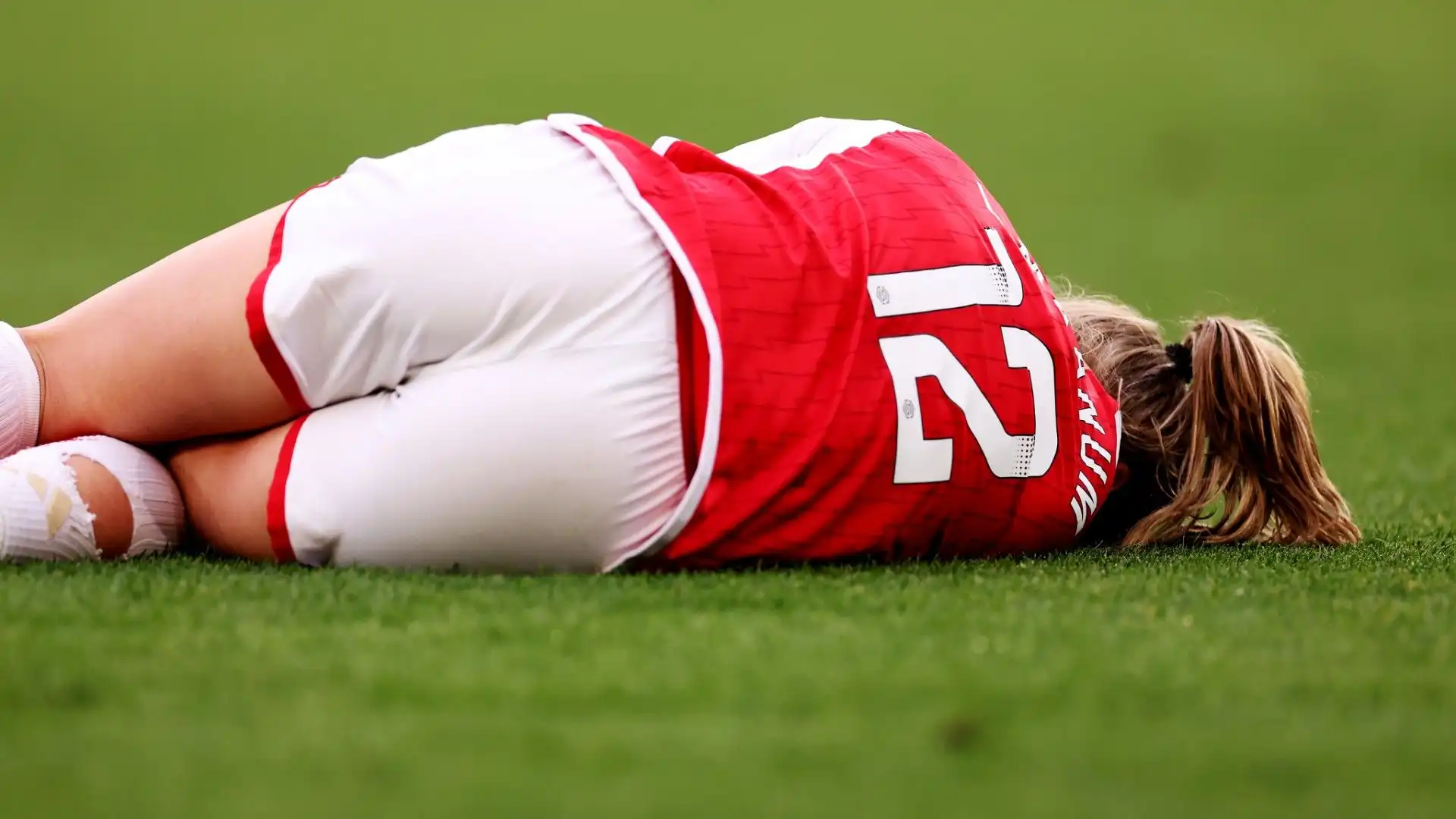 La giocatrice norvegese dell'Arsenal Frida Maanum è improvvisamente collassata in campo durante il match