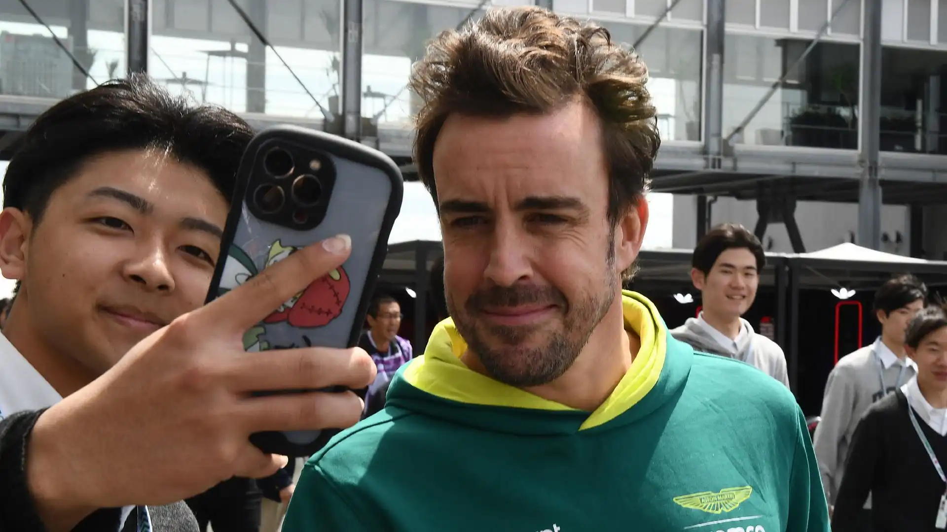 Fernando Alonso fa un selfie con un suo fan