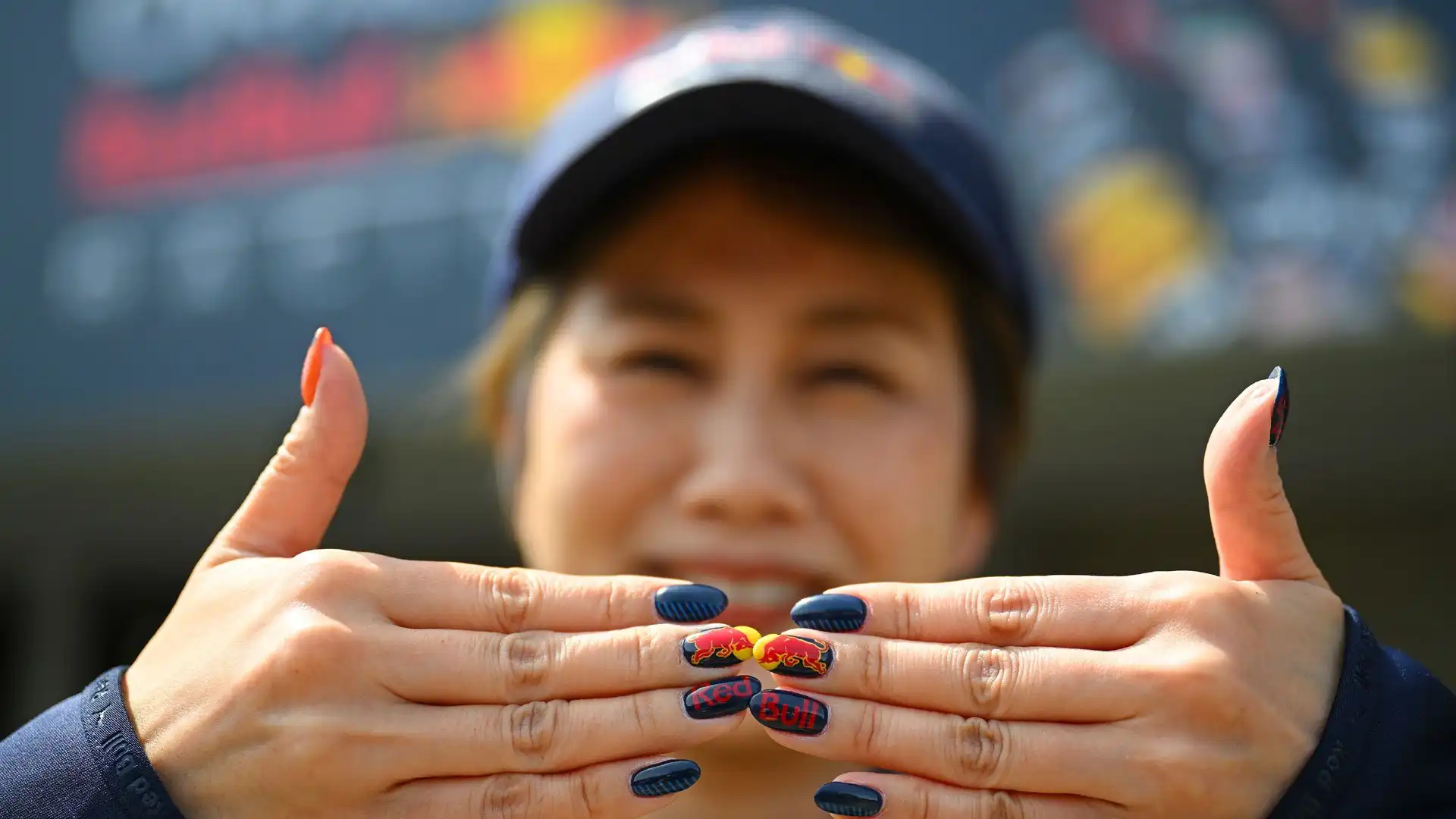 Quest'altra tifosa mostra le sue unghie colorate in stile Red Bull
