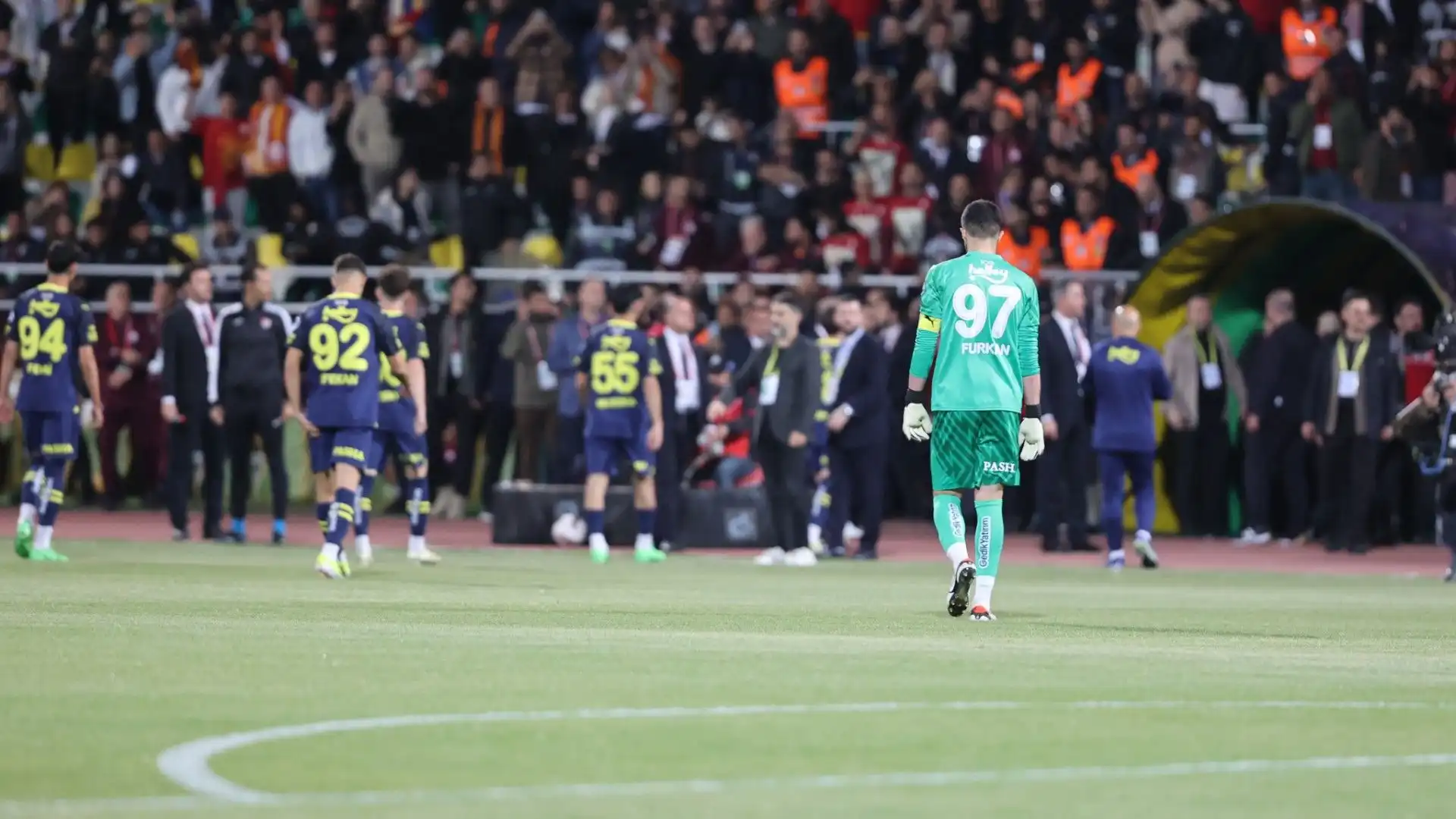 Davvero surreale quanto successo domenica sera durante la finale di supercoppa turca tra Galatasaray e Fenerbahce