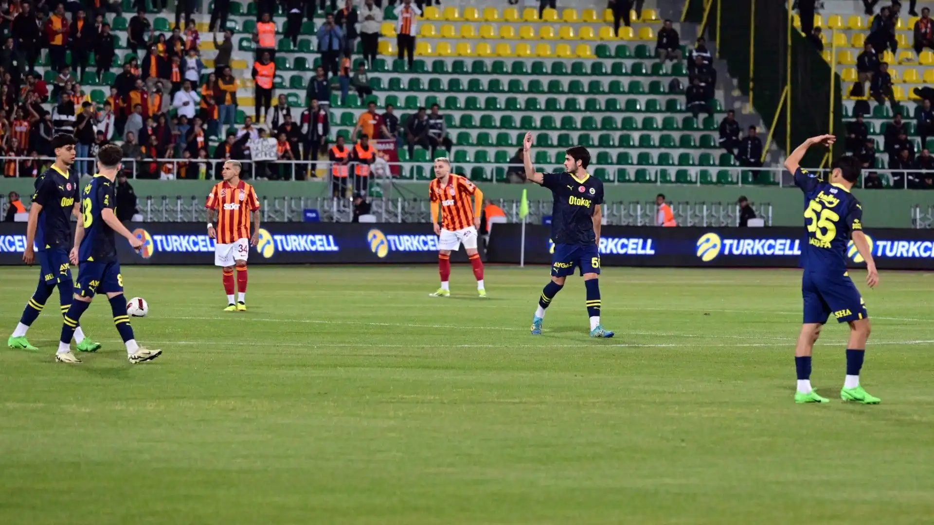 Gli spettatori del Sukru Saracoglu Stadium erano piuttosto confusi dalla situazione