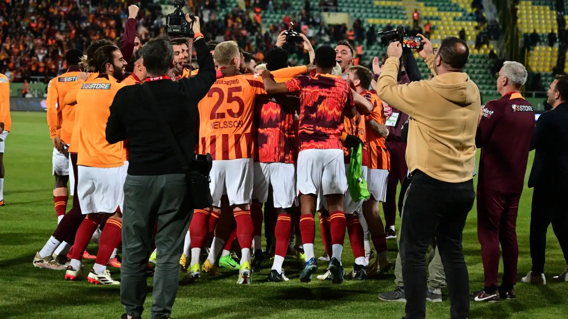 Dopo una partita durata appena 1 minuto, il Galatasaray ha festeggiato la vittoria del trofeo
