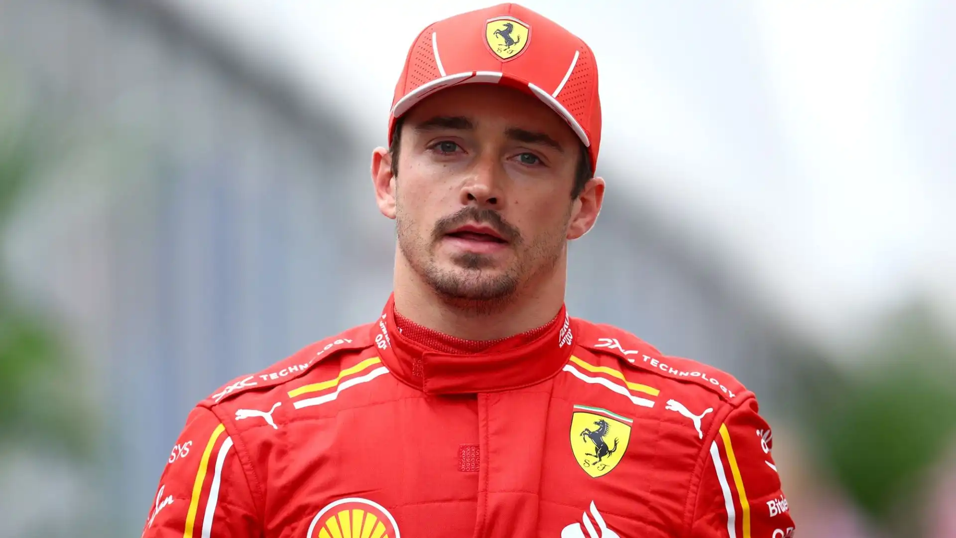 Il pilota della Ferrari Charles Leclerc è inconsolabile dopo essere stato eletto miglior pilota del Gp del Giappone