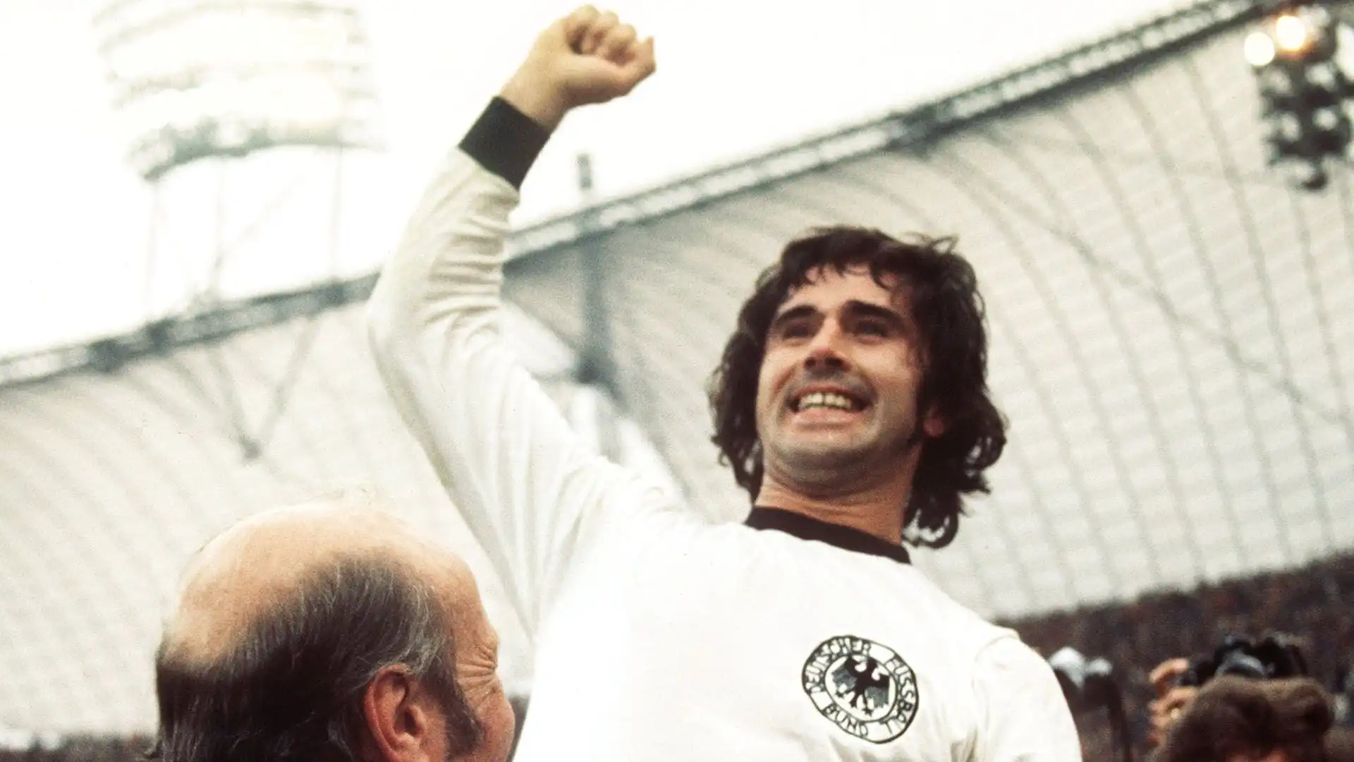 2- Gerd Muller, attaccante fenomenale capace di segnare 68 gol in 62 partite con la Germania Ovest. Ha anche vinto il Pallone d'Oro