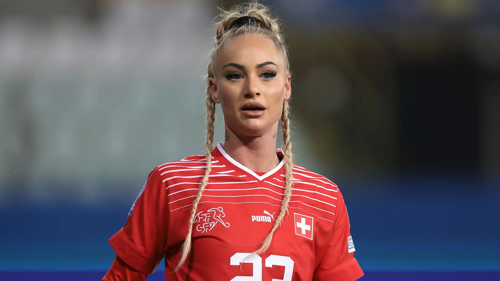 Alisha Lehmann raggiante per il traguardo raggiunto con la nazionale svizzera