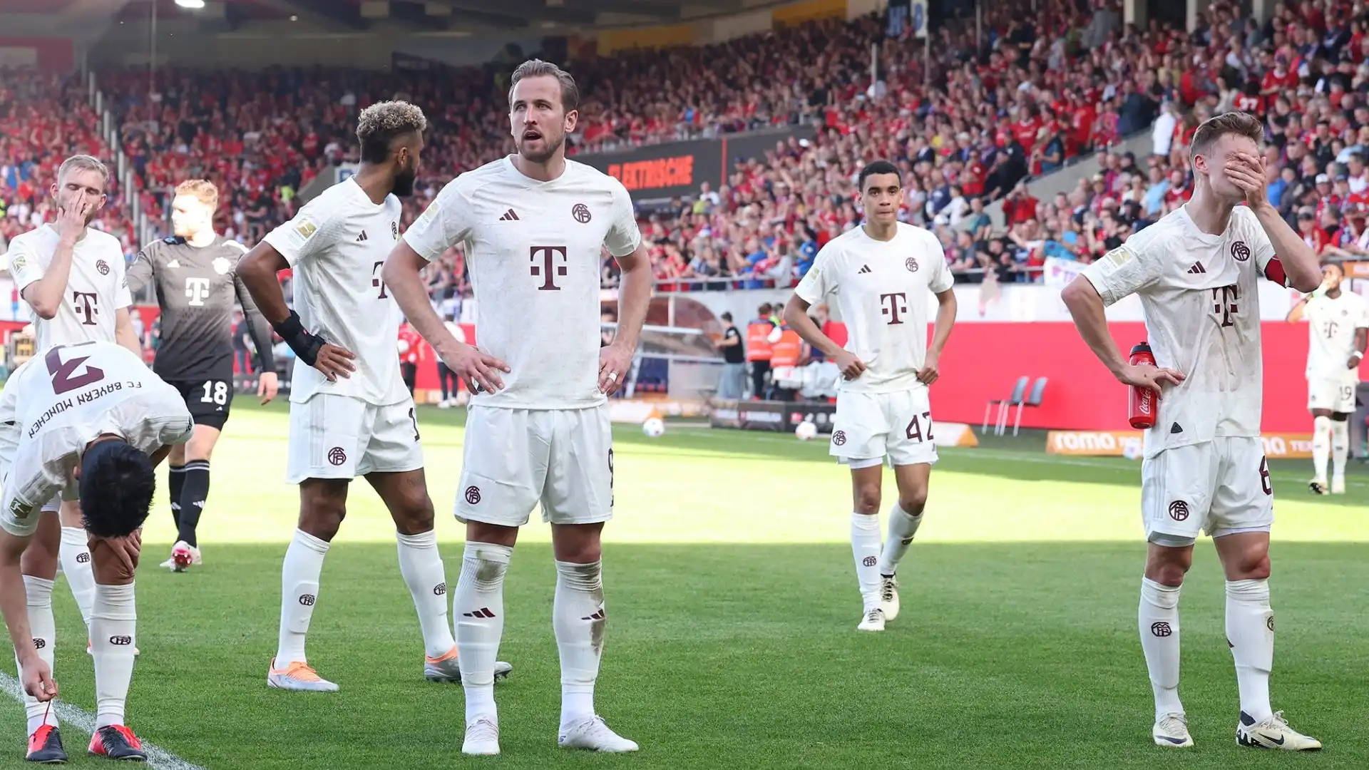 I dirigenti del Bayern Monaco hanno confermato Thomas Tuchel dopo l'umiliante sconfitta contro l'Heidenheim, ma infuria il dibattito