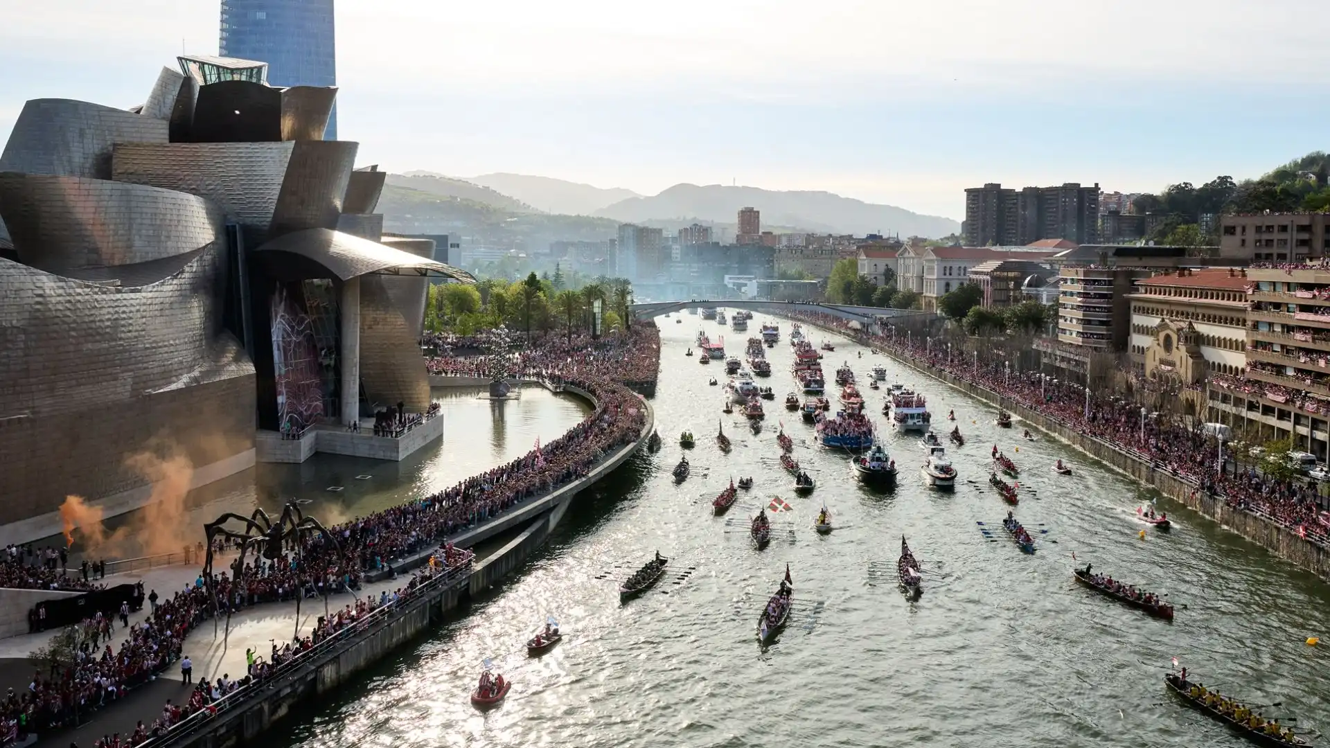 Decine di migliaia i tifosi assiepati su entrambe le sponde del fiume