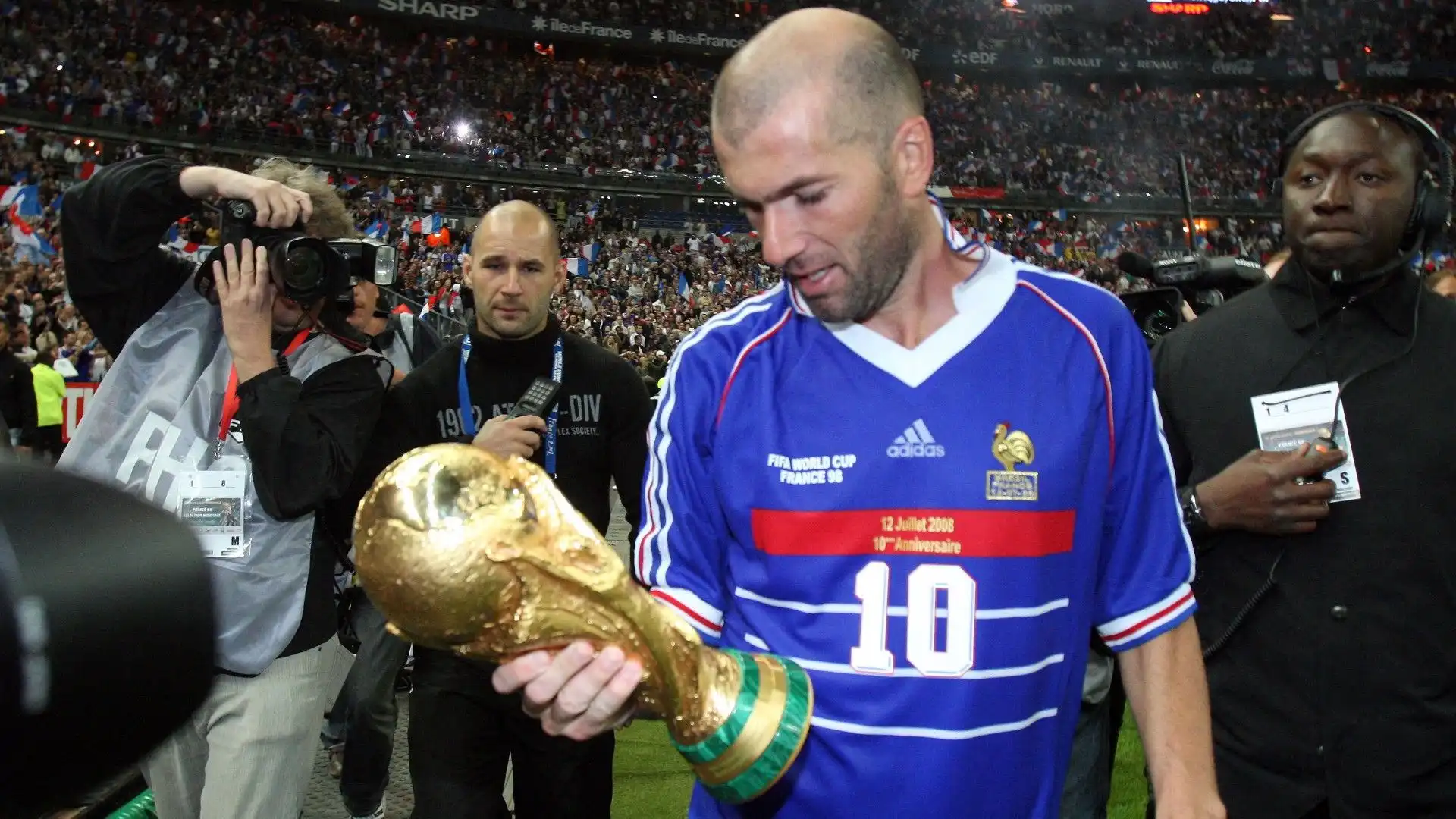 1- Zinedine Zidane, un artista in campo. Ha vinto moltissimi trofei tra i quali 1 Mondiale e 1 Europeo