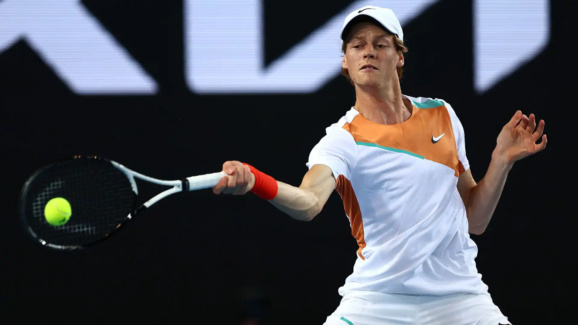 Australian Open 2022: l'altoatesino in maglia bianca e arancione