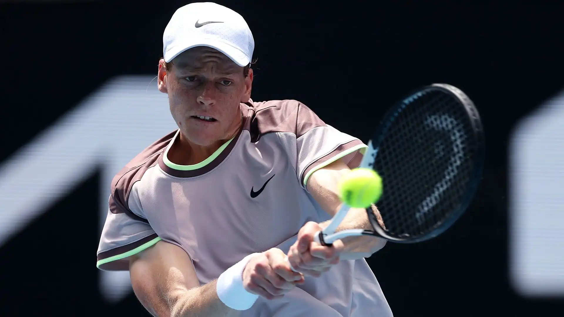Australian Open 2024: Sinner vince il suo primo Slam con una maglia beige e marrone