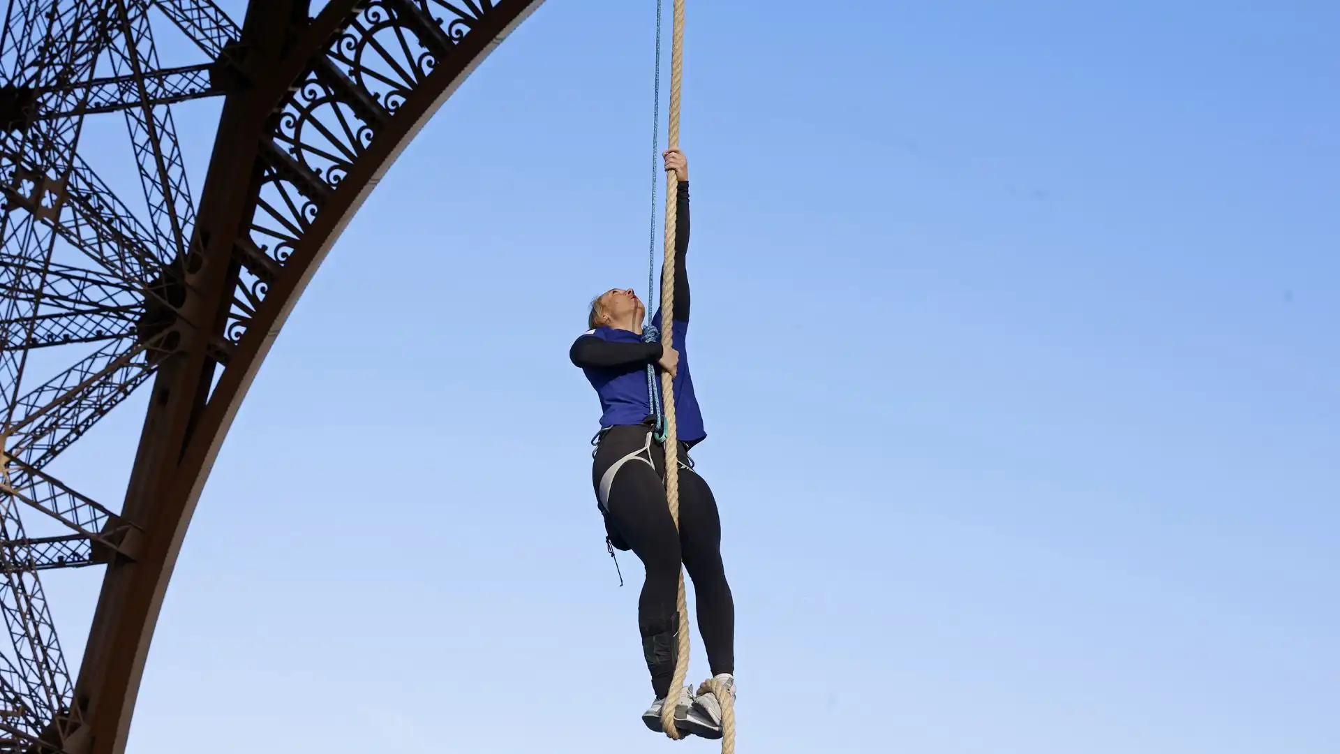 La donna ha battuto il record mondiale di arrampicata su corda