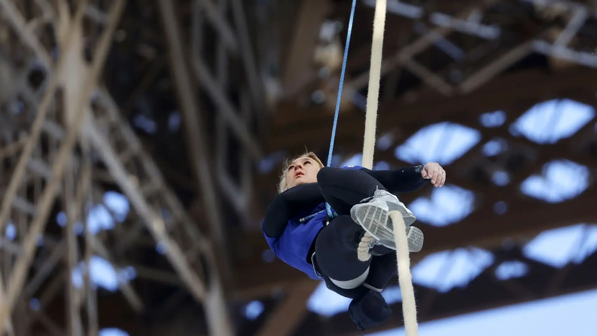 Ha scalato 110 metri di altezza fino al secondo piano della Torre Eiffel