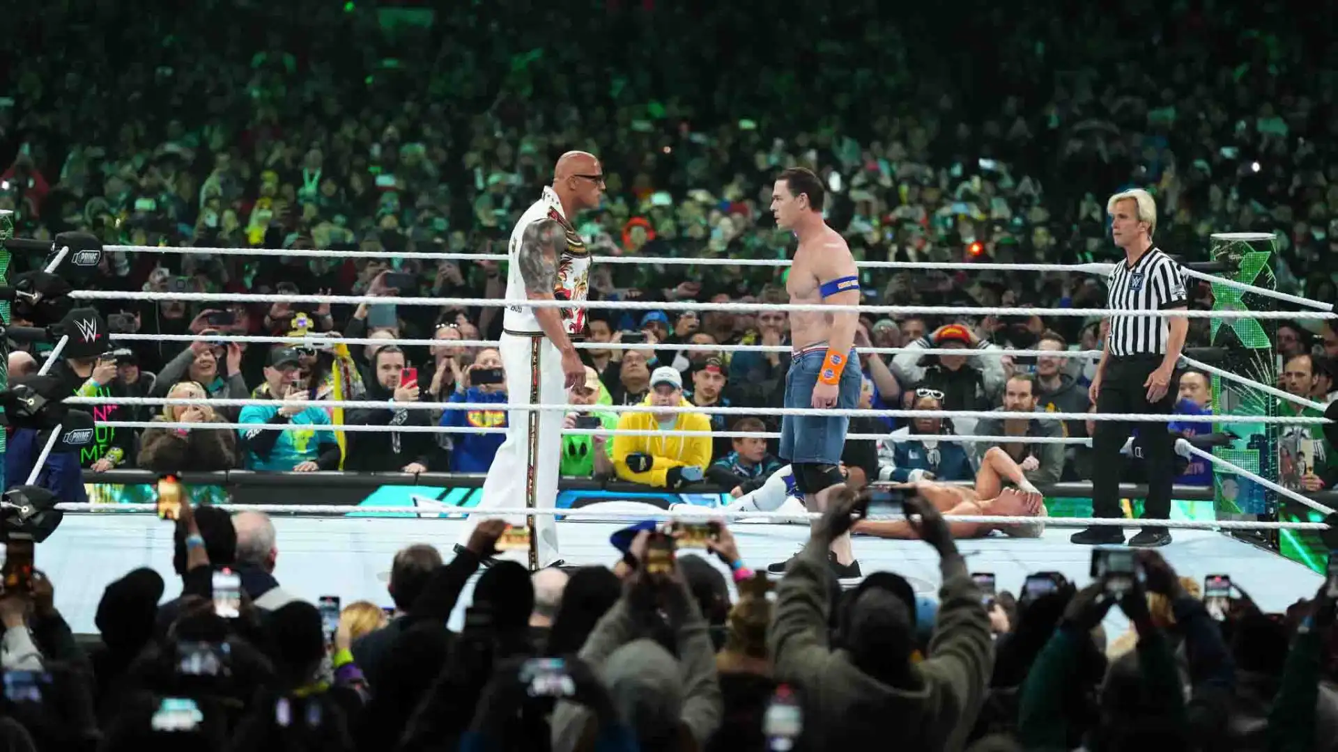 John Cena è salito sul ring ad interrompere il match per il titolo.