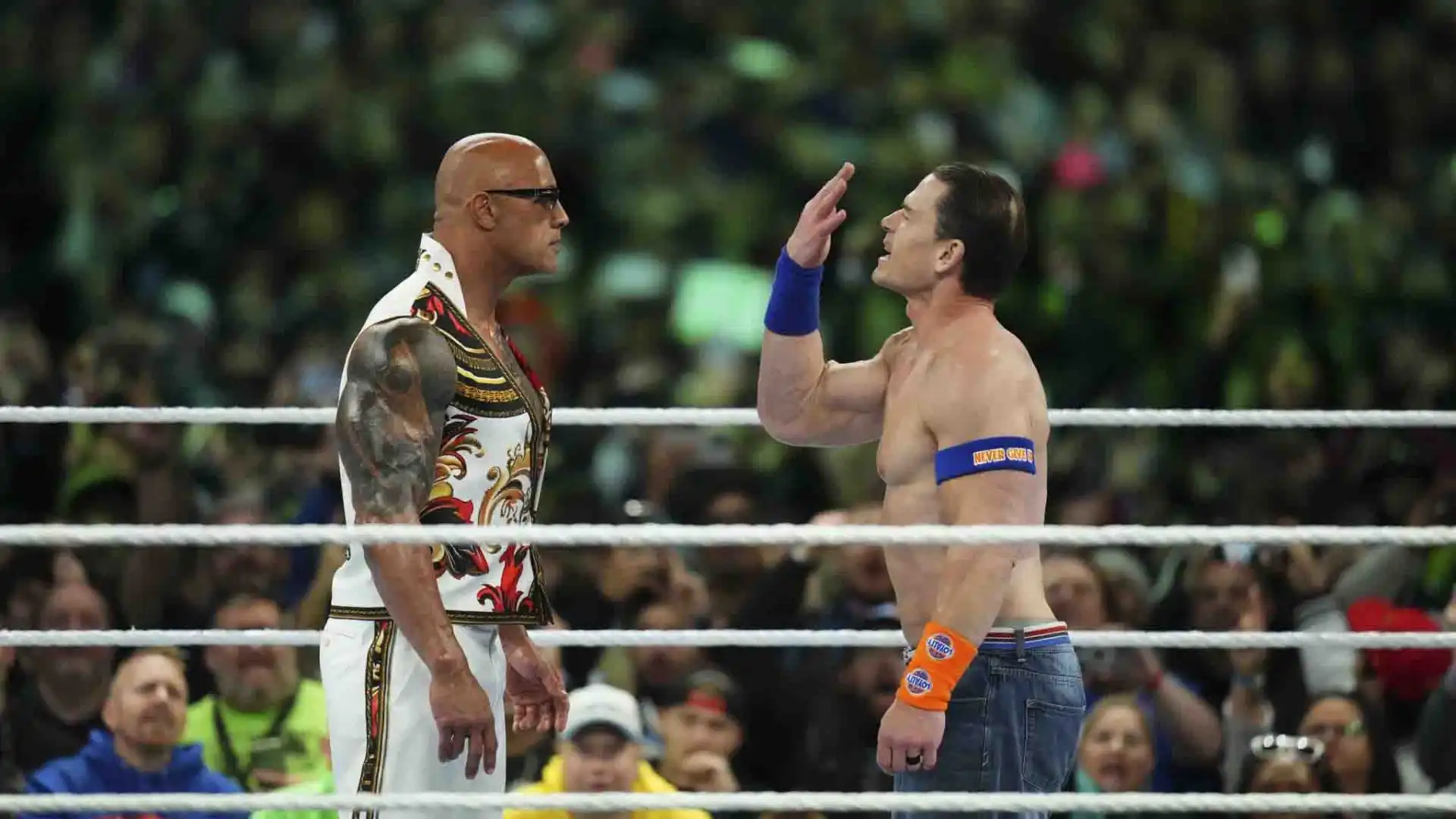 The Rock però è intervenuto per stendere John Cena.