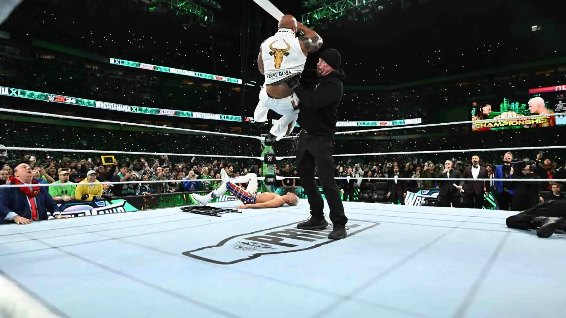 L'Undertaker ha mandato ko The Rock ristabilendo l'ordine sul ring.