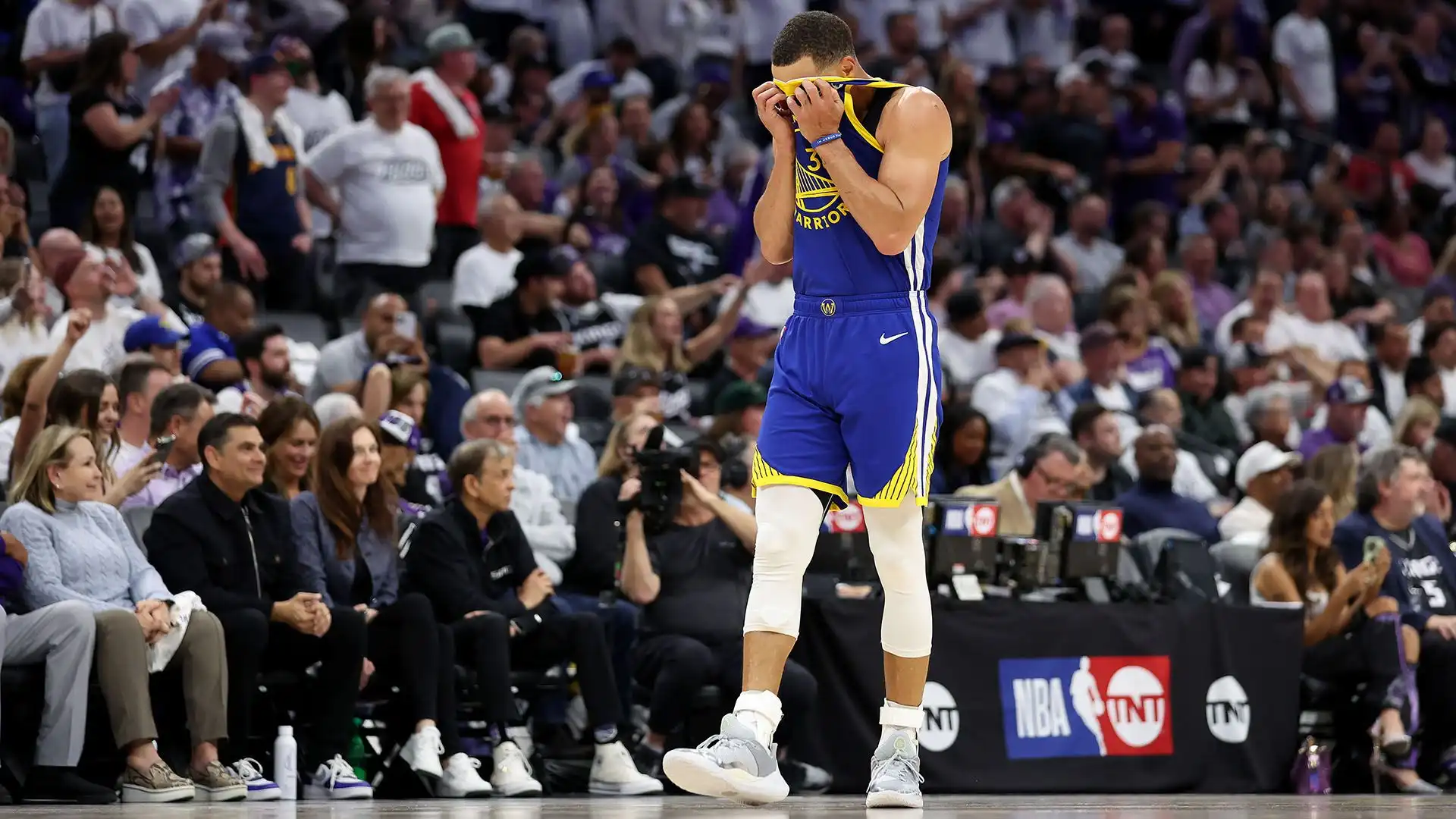 Steph Curry e compagni sono stati sconfitti ed eliminati dai Sacramento Kings nei play-in di NBA