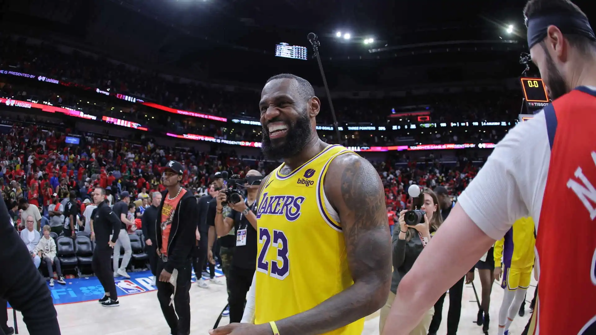 5- L'asso dei LA Lakers LeBron James è a quota 1.7 miliardi di dollari