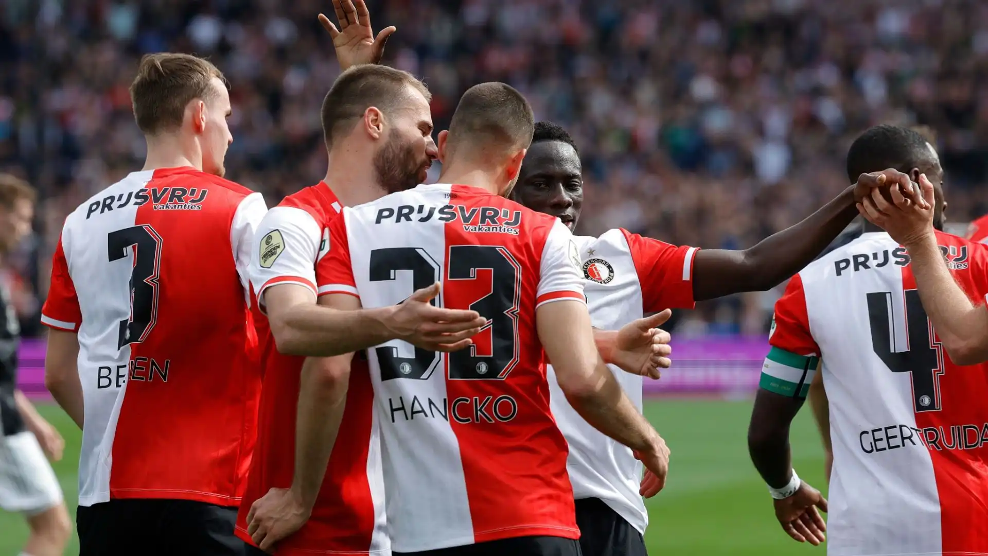 Il Napoli ha pronta un'offerta da 20 milioni di euro per convincere il Feyenoord ma potrebbero non bastare