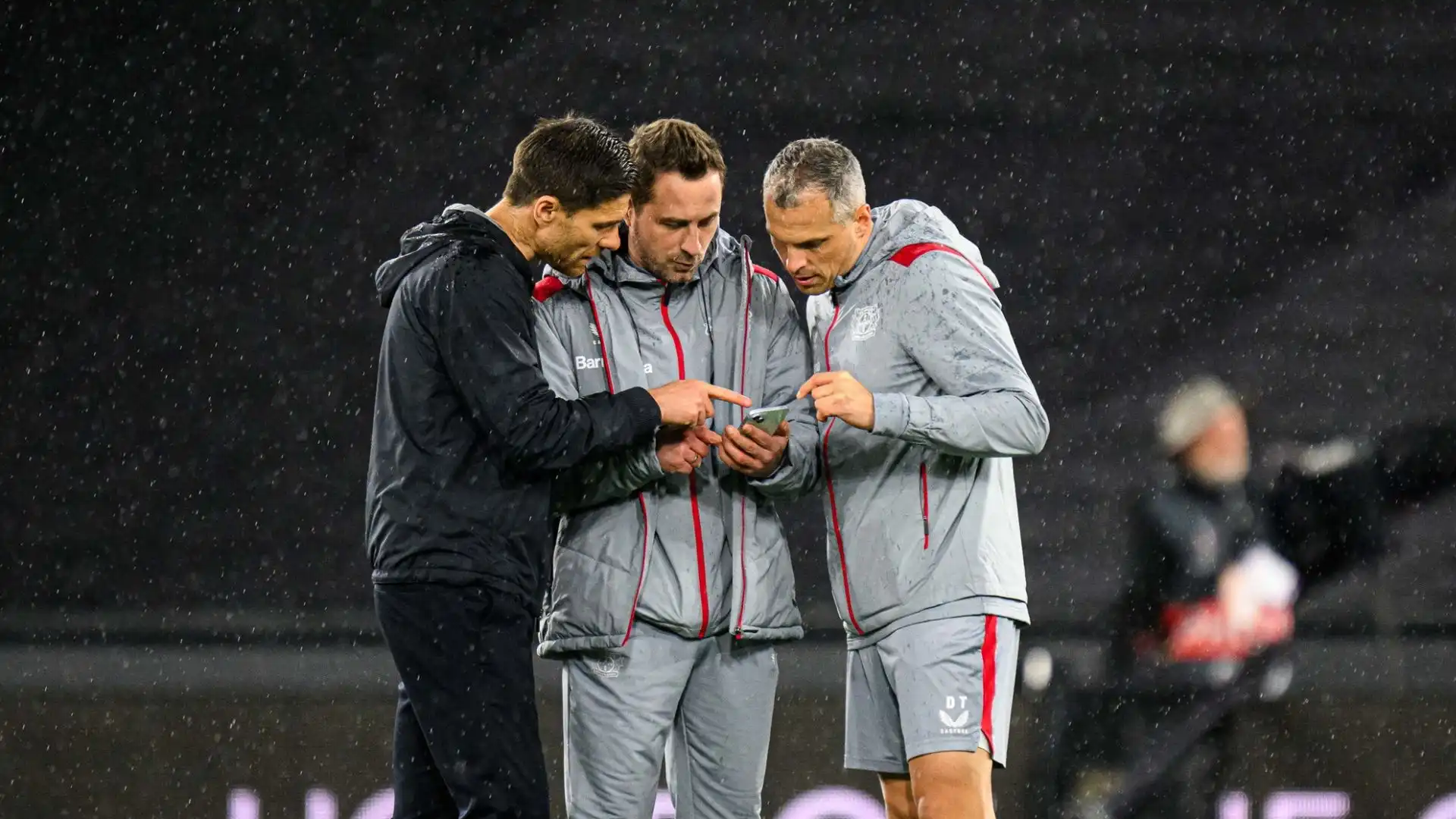 Il tecnico del Bayer Leverkusen al termine del match ha controllato i risultati delle altre partite di Europa League con il suo staff
