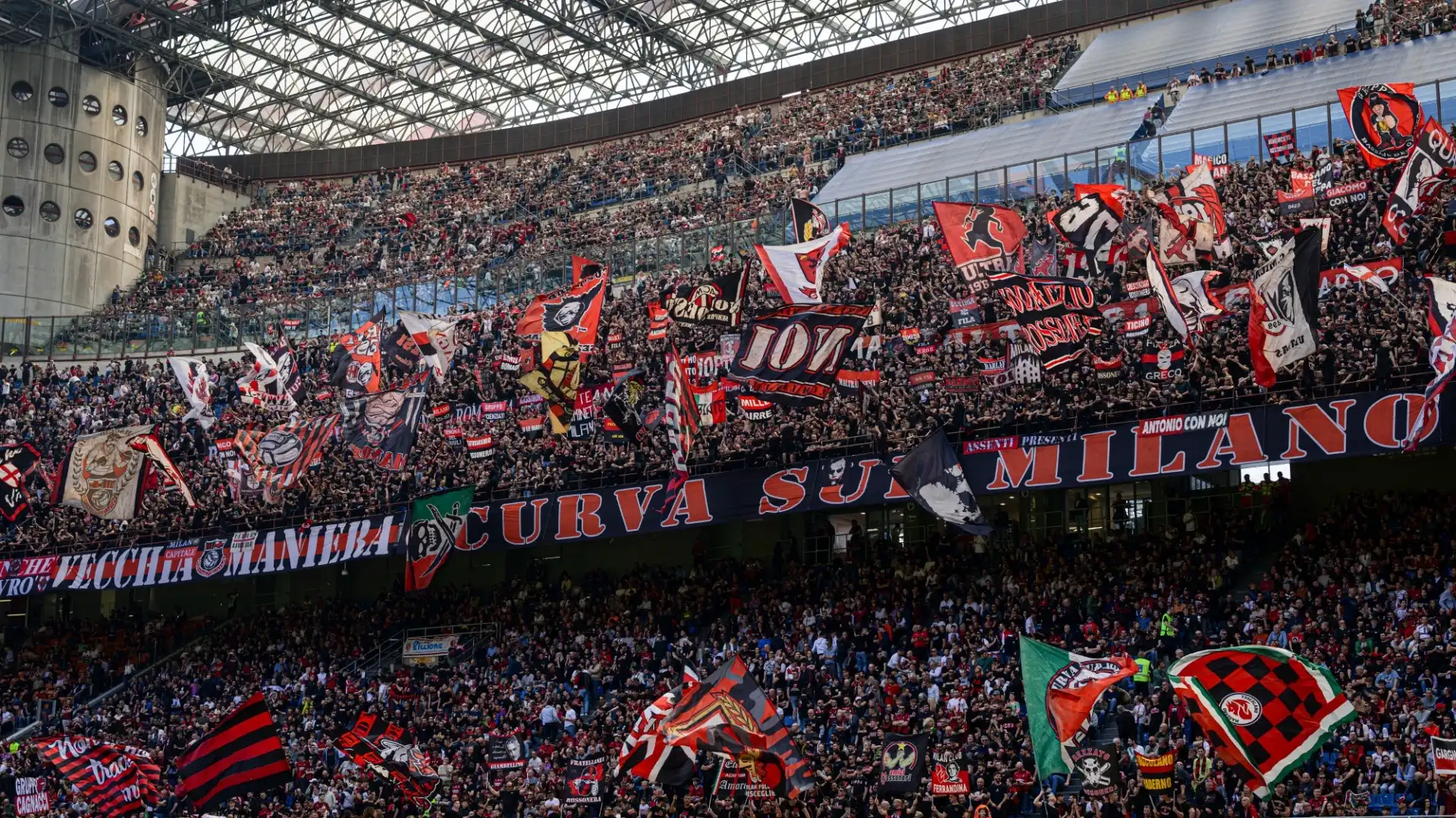 I tifosi del Milan si sono scatenati contro Mirabelli sui social