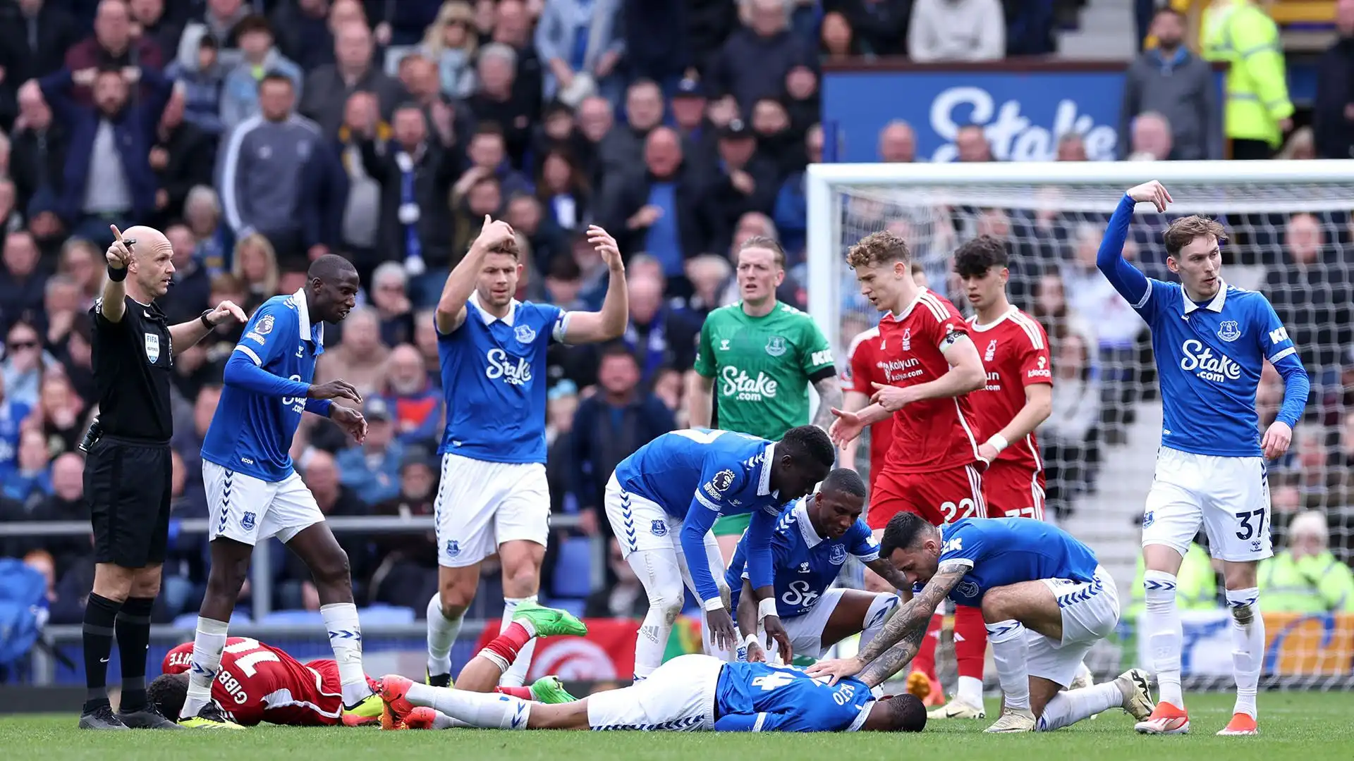 L'attaccante dell'Everton Beto ha perso i sensi dopo un brutto scontro di gioco
