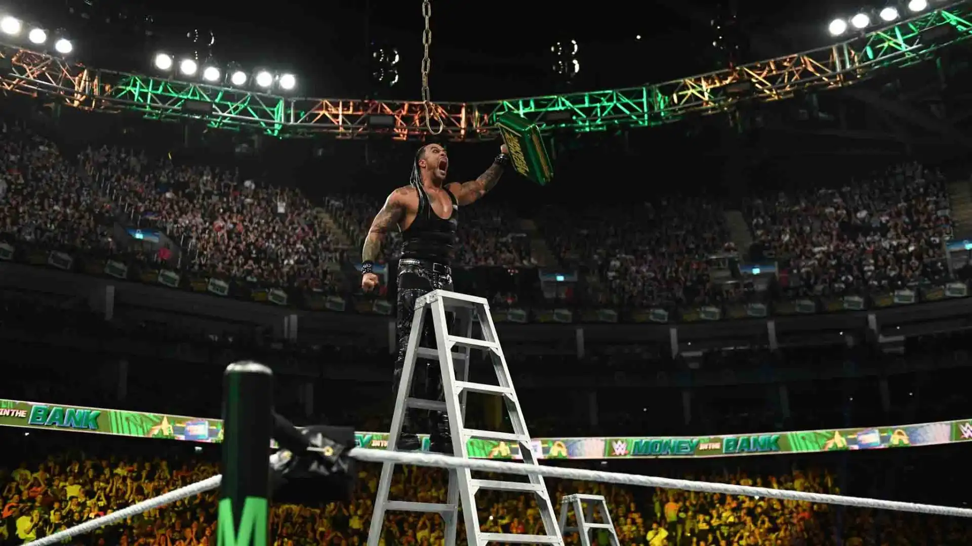 l membro del Judgment Day, fresco vincitore del titolo a WrestleMania XL, dopo aver incassato il Money in the Bank ai danni di Drew McIntyre, difenderà la corona contro due avversari, in un Triple Threat Match.