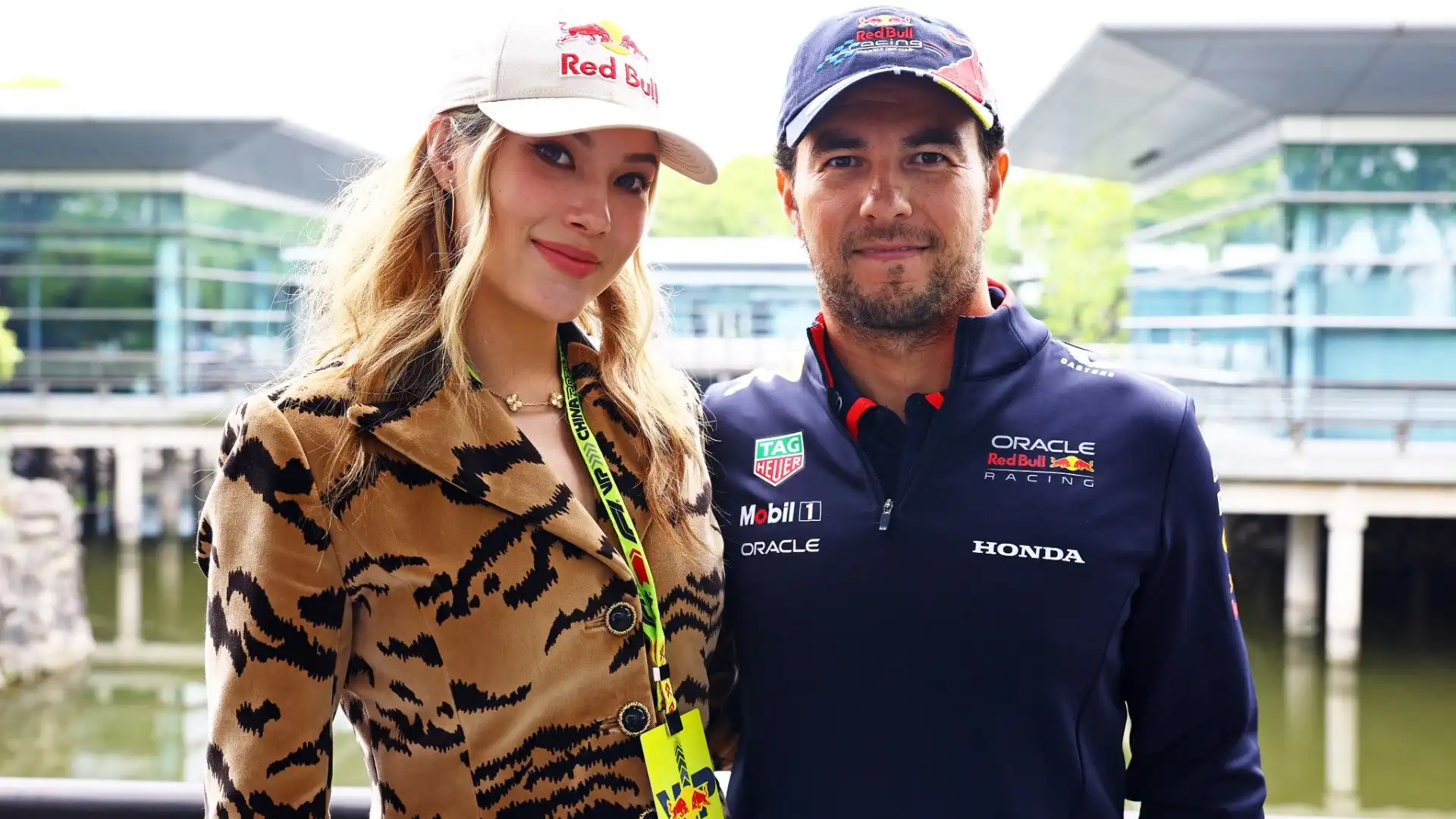 Eccola in posa con Sergio Perez della Red Bull