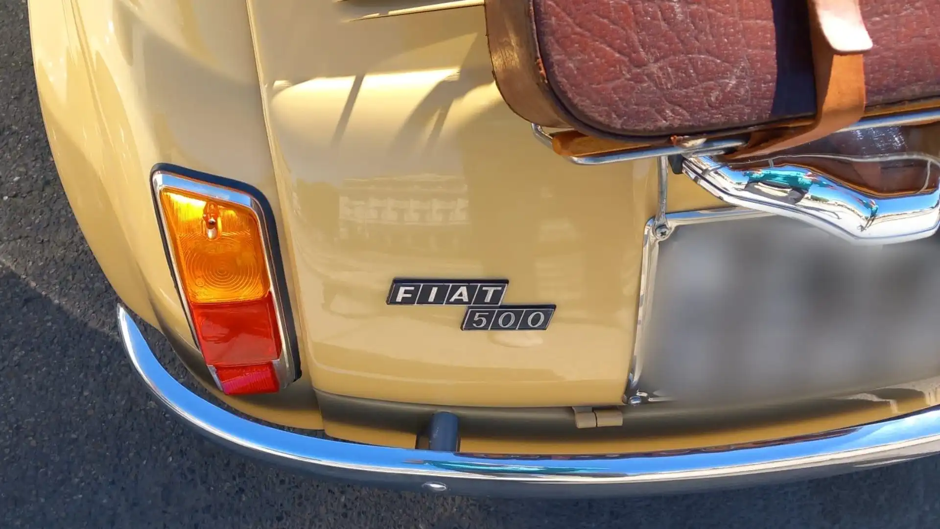 Una nuova targhetta "FIAT 500" è stata posta sul cofano posteriore