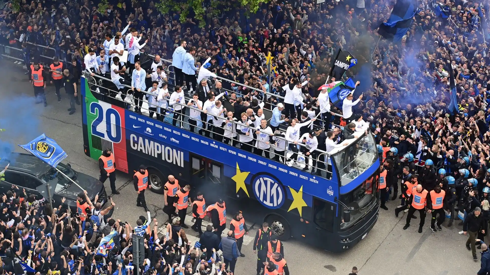 Due ali di folla accompagnano i due bus scoperti dei nerazzurri verso il centro di Milano