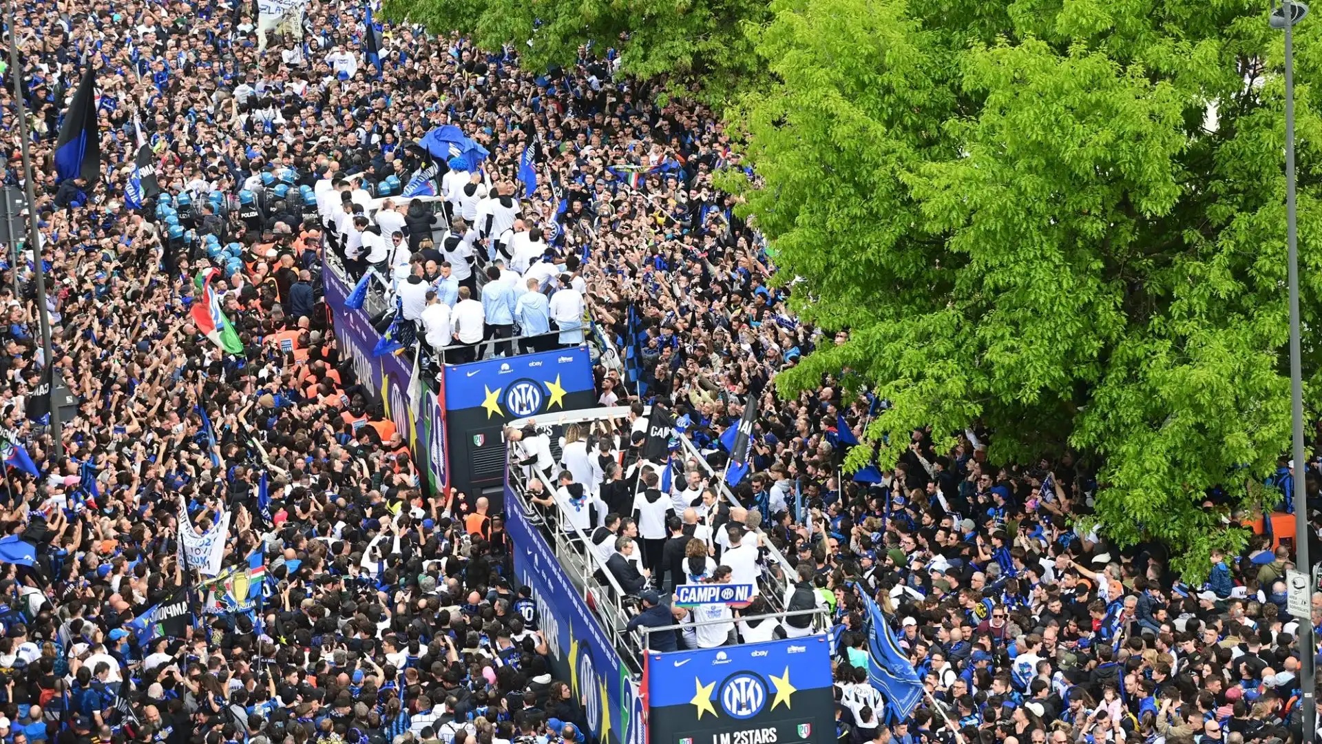 I due bus si avvicinano a passo d'uomo verso Piazza Duomo, dove si sta preparando un'accoglienza memorabile