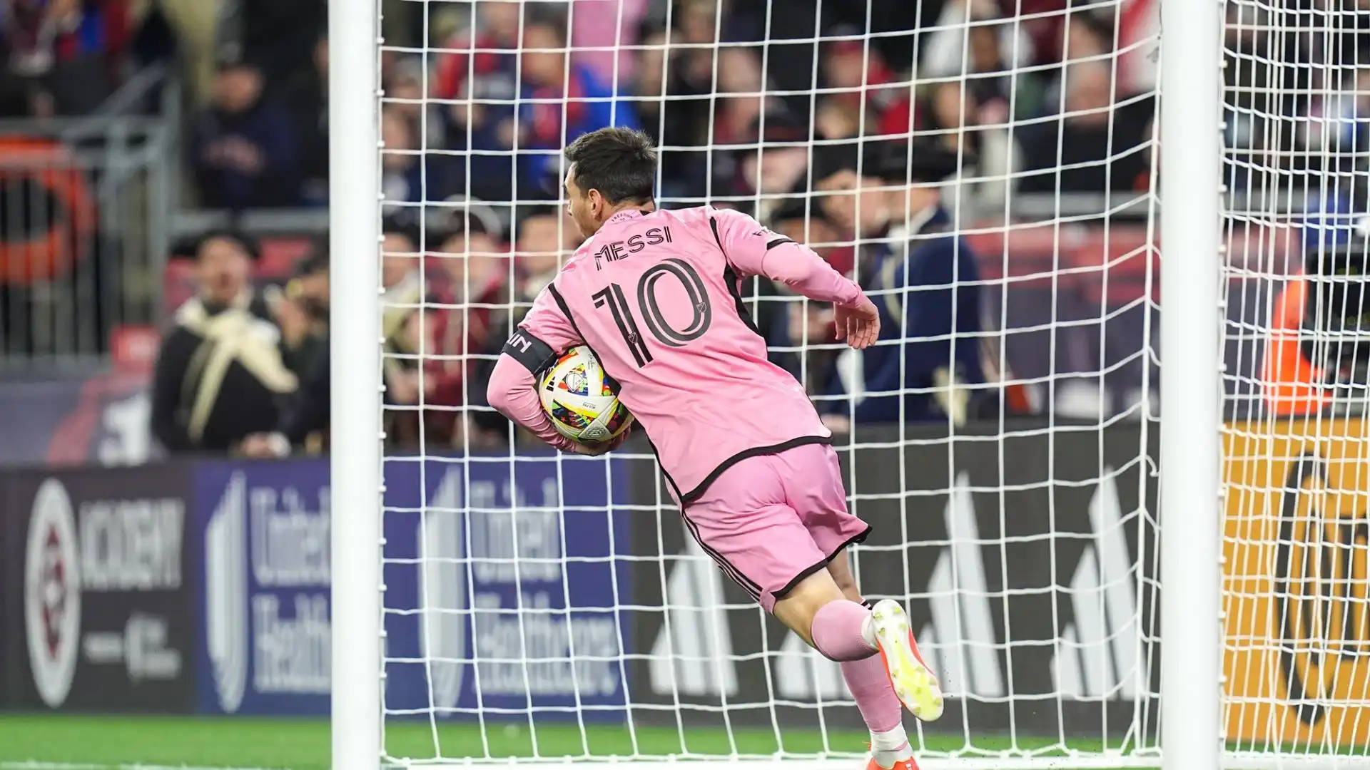 Dopo il gol del vantaggio a sorpresa di Chancalay, Messi ha pareggiato al 32' su assist di Taylor