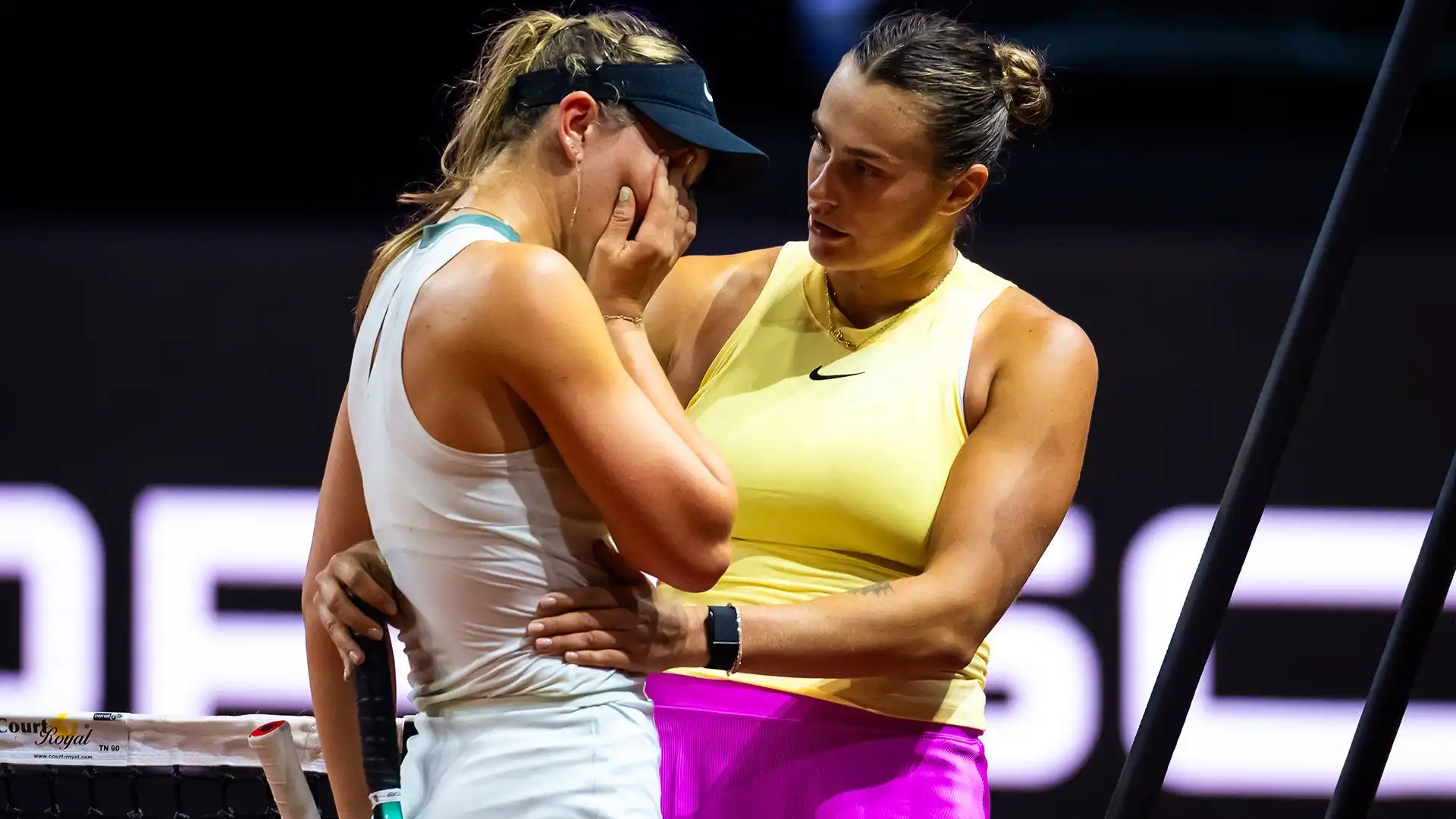 La tennista spagnola è stata costretta a ritirarsi a Stoccarda contro l'amica Aryna Sabalenka