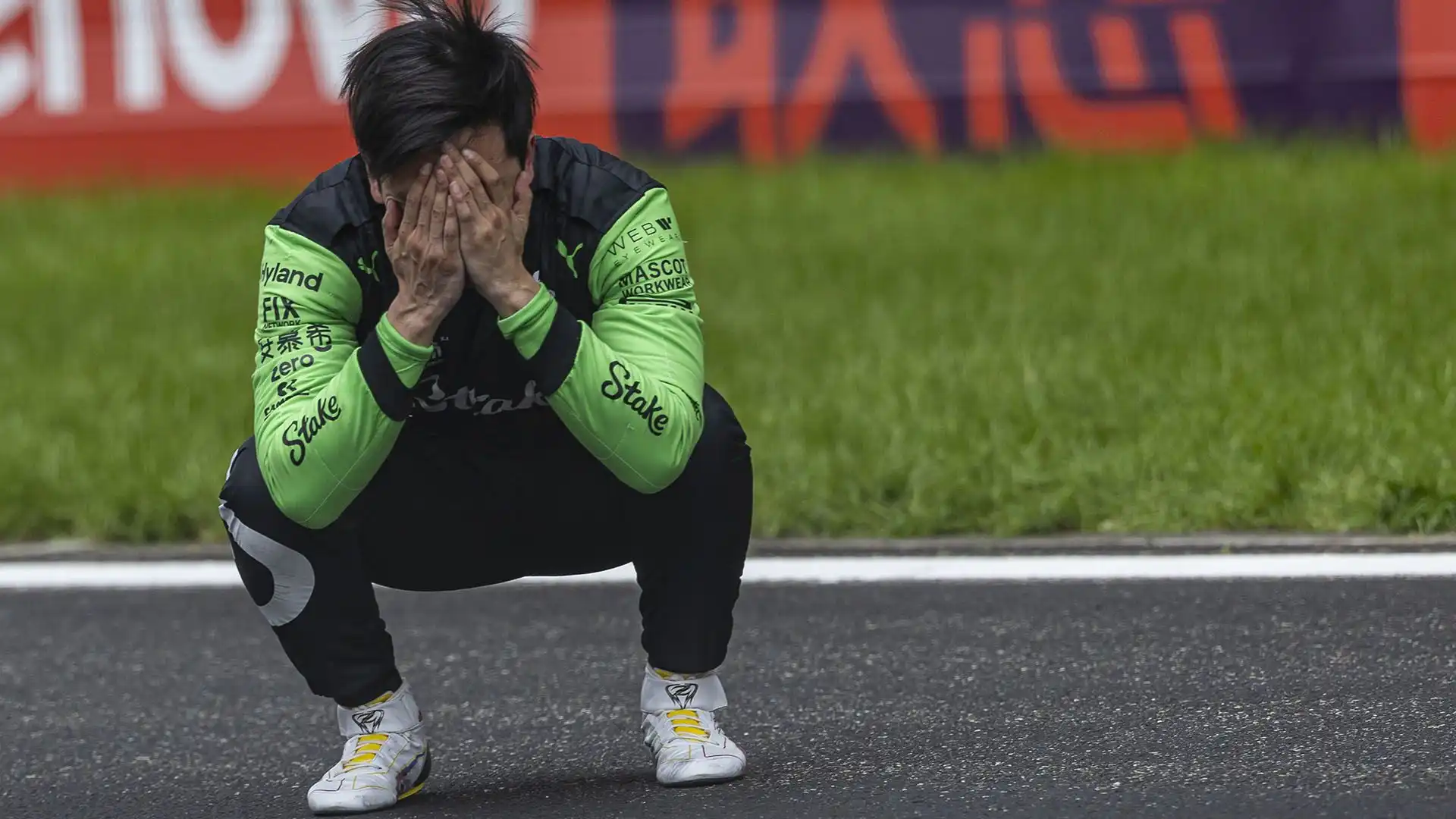 Le immagini di Guanyu Zhou in lacrime in pista hanno fatto il giro del mondo