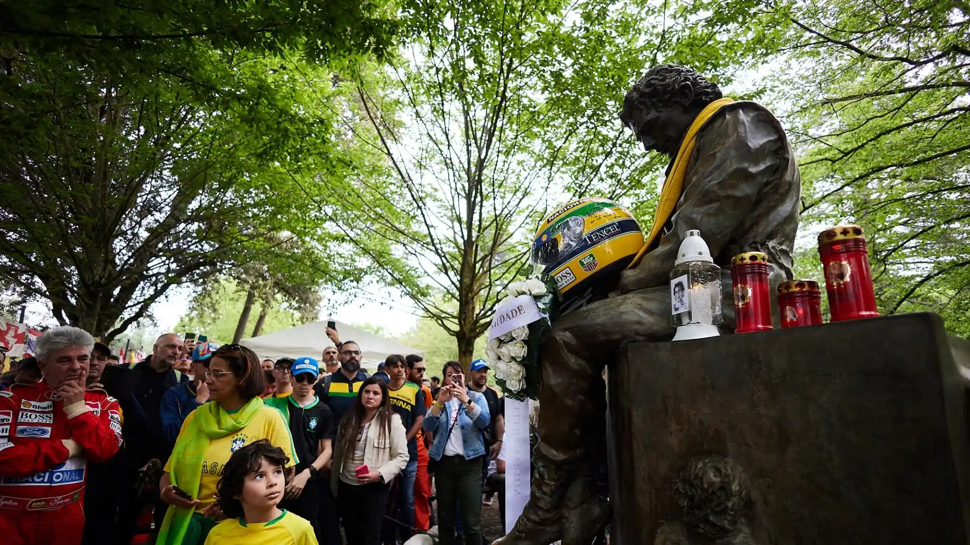 Il momento clou alle 14.17, quando si è onorato con un minuto di silenzio Senna alla curva del Tamburello