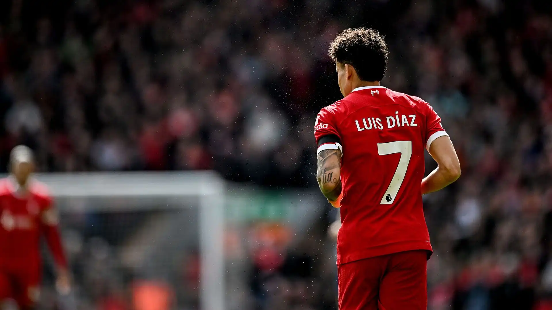 Il Liverpool non lo considera una priorità al momento e Diaz avrebbe cominciato a guardarsi intorno: avrebbe già ricevuto una chiamata ufficiale da parte del PSG