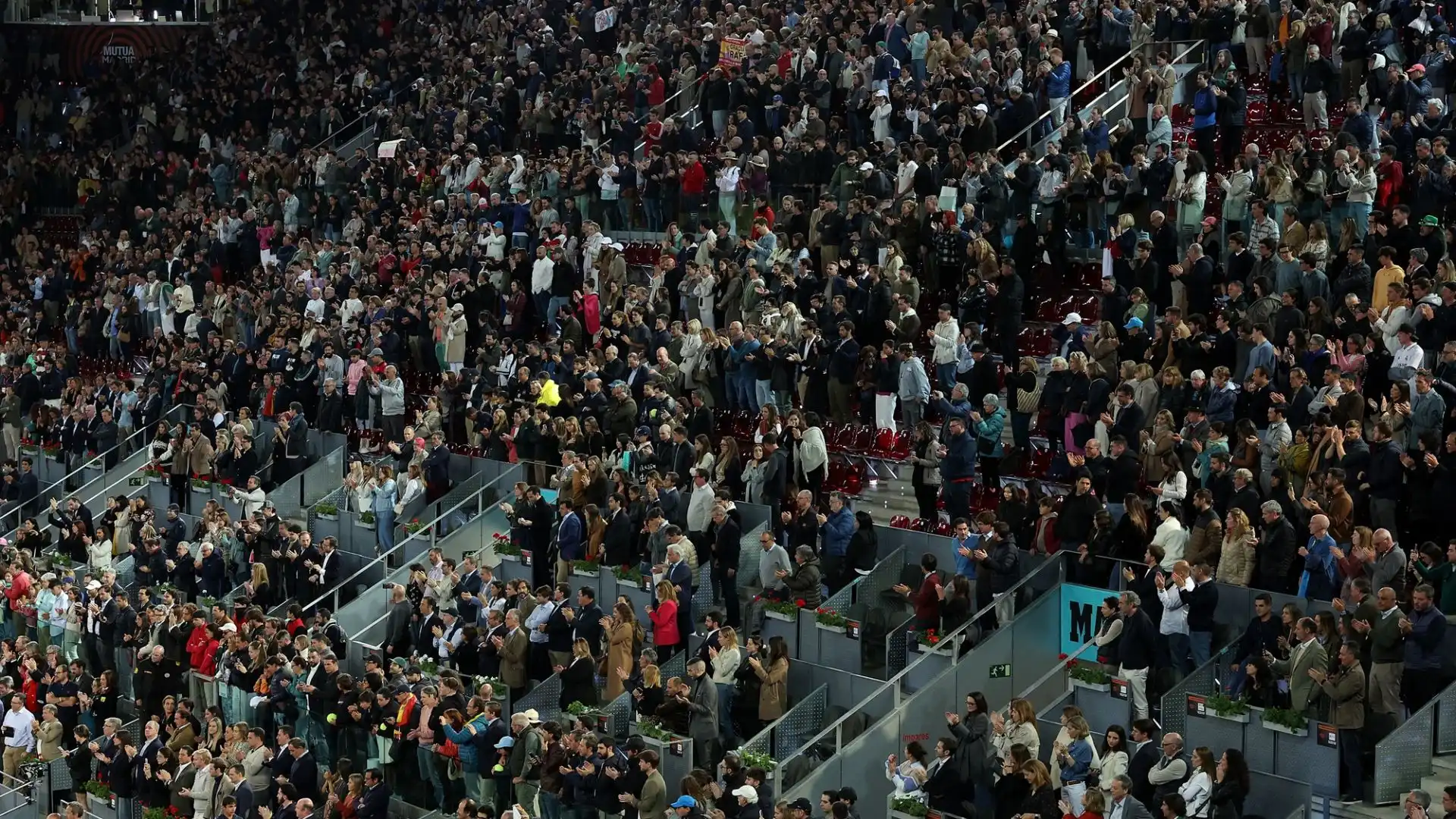 Una lunga standing ovation per il tennista spagnolo più forte di sempre