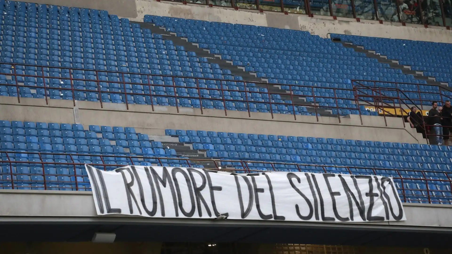 La protesta della Curva Sud Milano e dell'Associazione Milan club continua anche nella sfida contro i sardi, proseguendo quanto iniziato nella sfida contro il Genoa