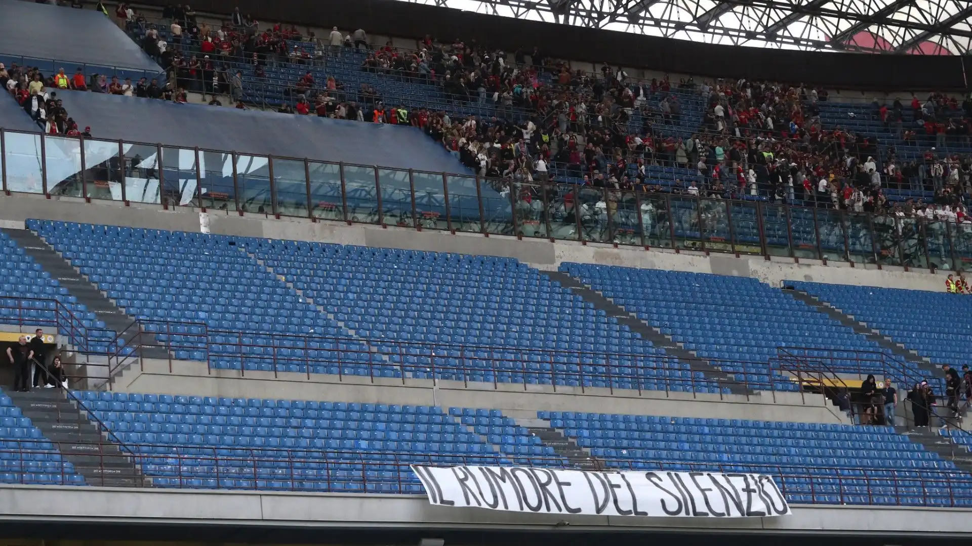 Continua la protesta dei tifosi del Milan: è sciopero